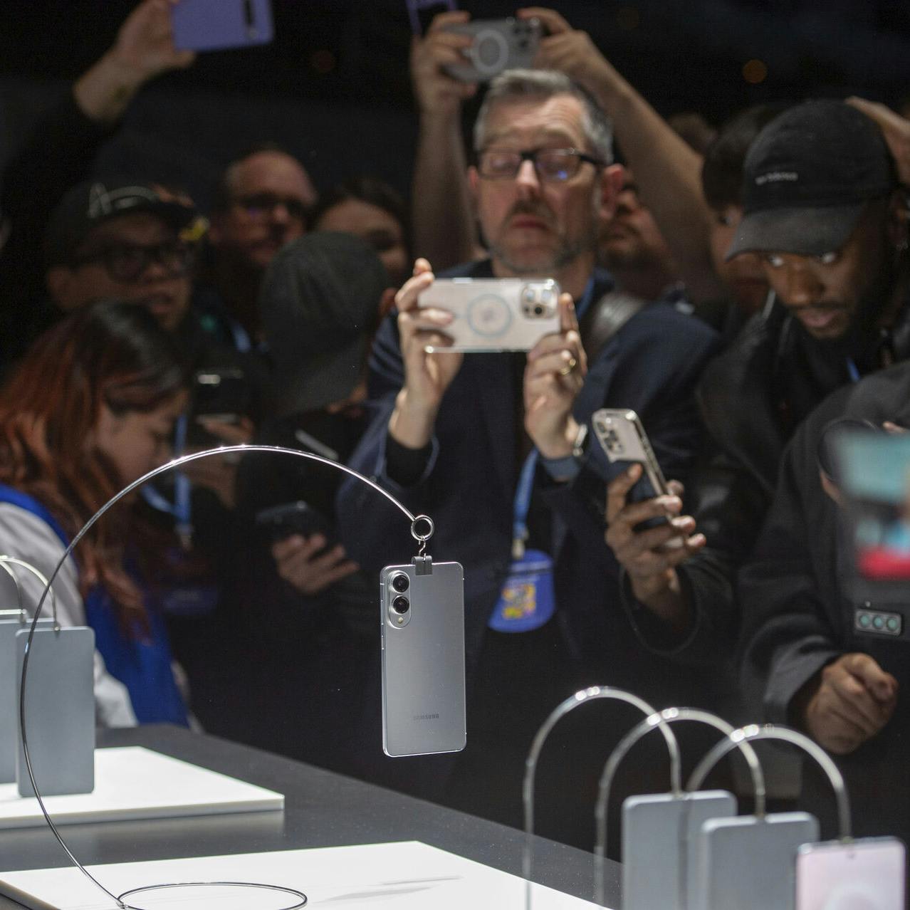I sidste måned viste Samsung en markant tyndere model - Galaxy Edge - frem. Problemer er bare, at den kan du ikke få fingre i lige nu. Det virker ellers til at være den ægte nyhed, som S25-serien mangler en del af.