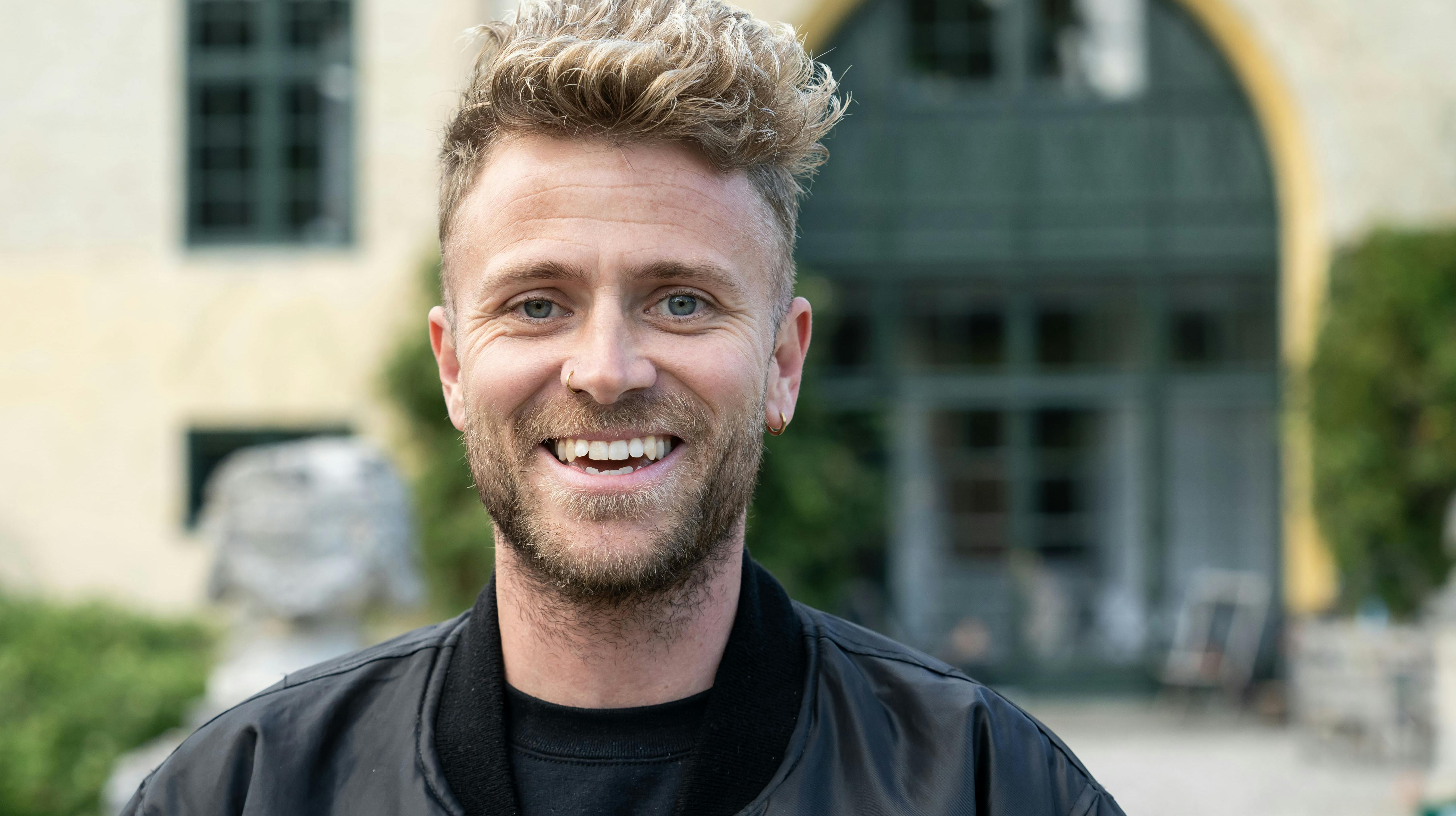 OPGAVE: Premiere på MØD MIG PÅ CASSIOPEIA i slotsgården på Gjorslev Slot.Her Tim SchouSTED: Gjorslevvej 22, GjorslevJOURNALIST: Ulrik UlriksenFOTOGRAF: Hanne JuulDATO: 20230727