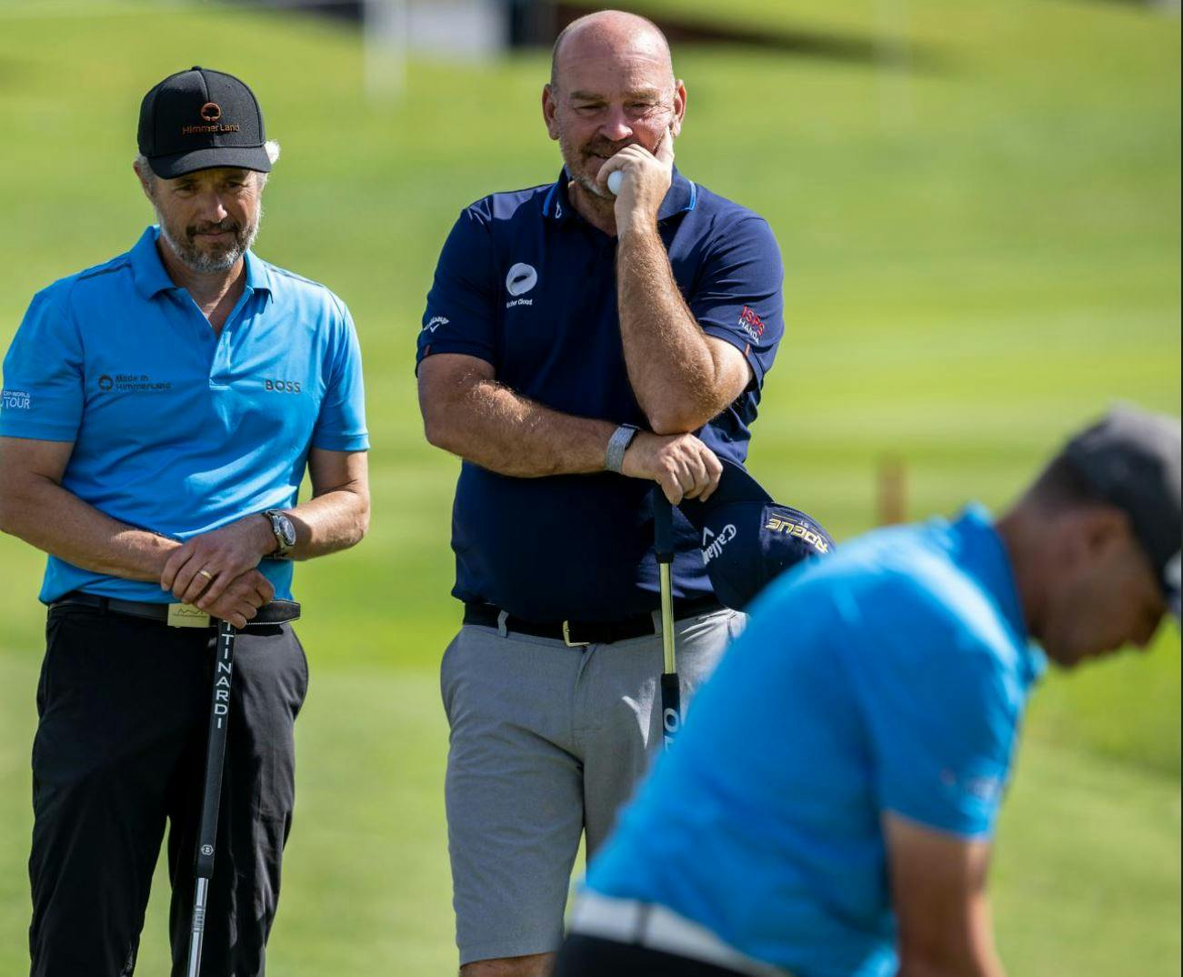 Thomas Bjørn har givet sine golf-evner videre til sin hemmelige datter. Her betragter han og kong Frederik racerkøreren Tom Kristensen, der forsøger at ramme kuglen.