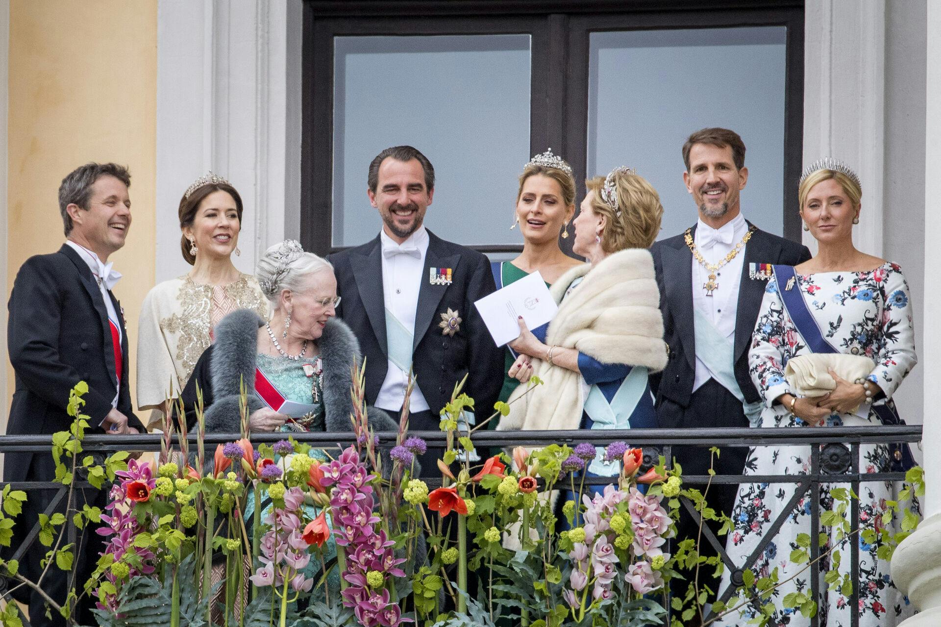 Frederik, Mary og dronning Margrethe af Danmark, prins Nikolaos, prinsesse Tatiana, dronning Anne-Marie, kronprins Pavlos og kronprinsesse Marie-Chantal af Grækenland deltager i fejringen af kong Harald og dronning Sonja af Norges 80-års fødselsdag på Det Kongelige Slot i Oslo, Norge, den 9. maj 2017.