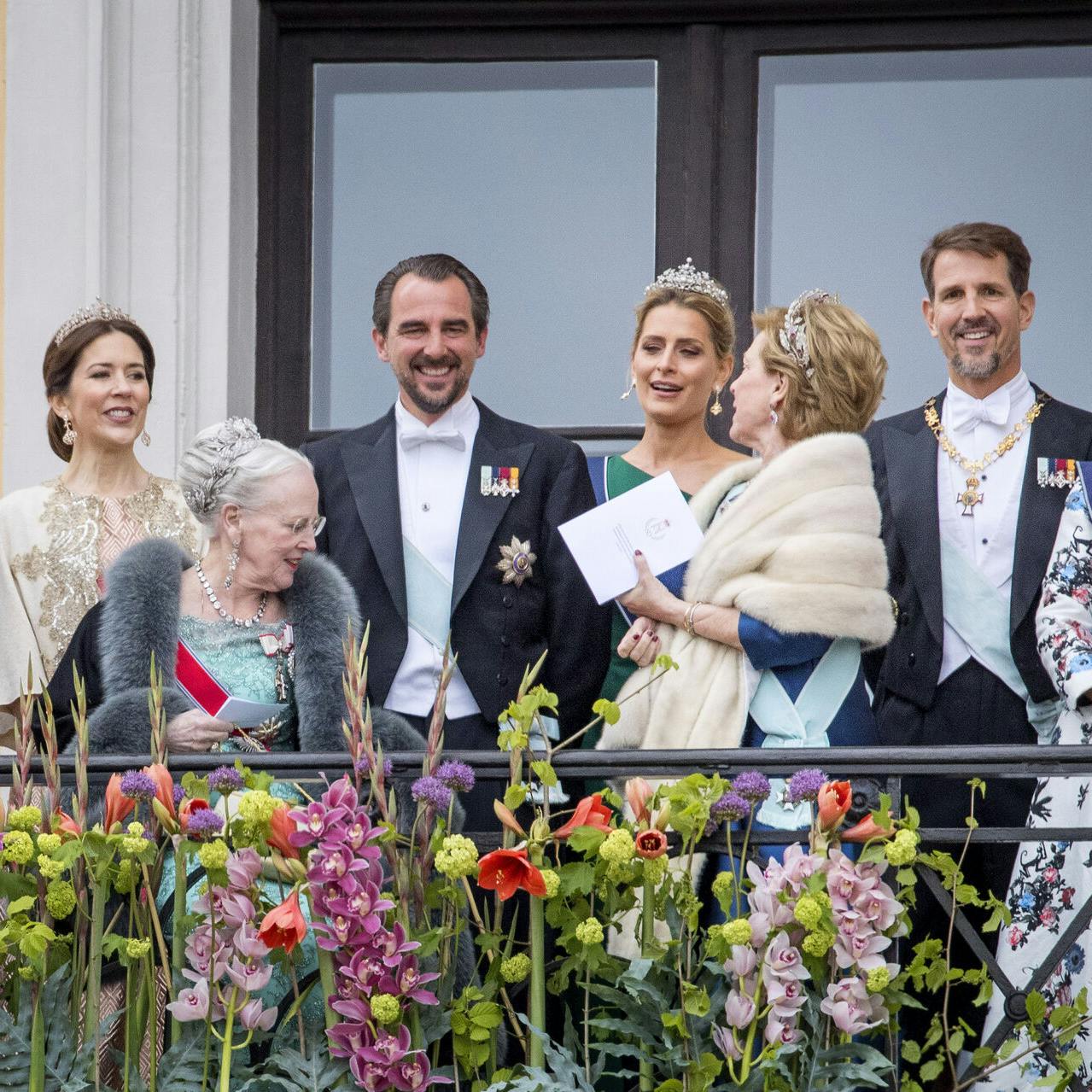 Frederik, Mary og dronning Margrethe af Danmark, prins Nikolaos, prinsesse Tatiana, dronning Anne-Marie, kronprins Pavlos og kronprinsesse Marie-Chantal af Grækenland deltager i fejringen af kong Harald og dronning Sonja af Norges 80-års fødselsdag på Det Kongelige Slot i Oslo, Norge, den 9. maj 2017.