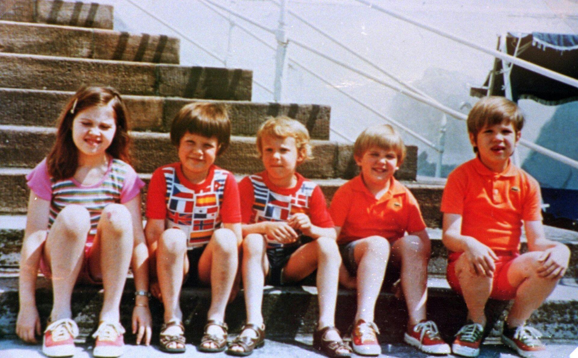 Fra venstre prinsesse Alexia, kronprins Frederik, prins Joachim, prins Nikolaos og kronprins Pavlos på foto fra de kongeliges eget fotoalbum fra 1974.