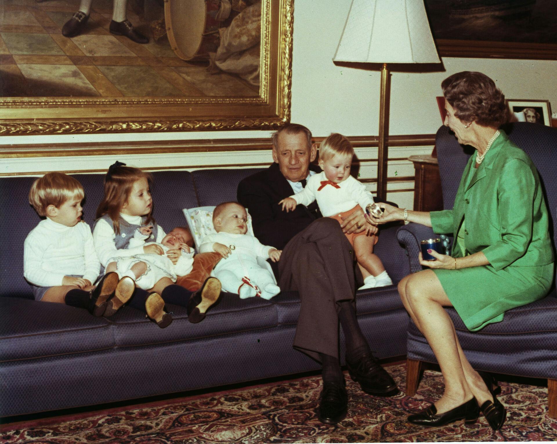 Kong Frederik IX af Danmark og Dronning Ingrid med børnebørnene Prinsesse Alexia, Prins Pavlos, Prins Nikolaos (Grækenland), Prins Gustav (Berleburg.) og Prins Frederik.