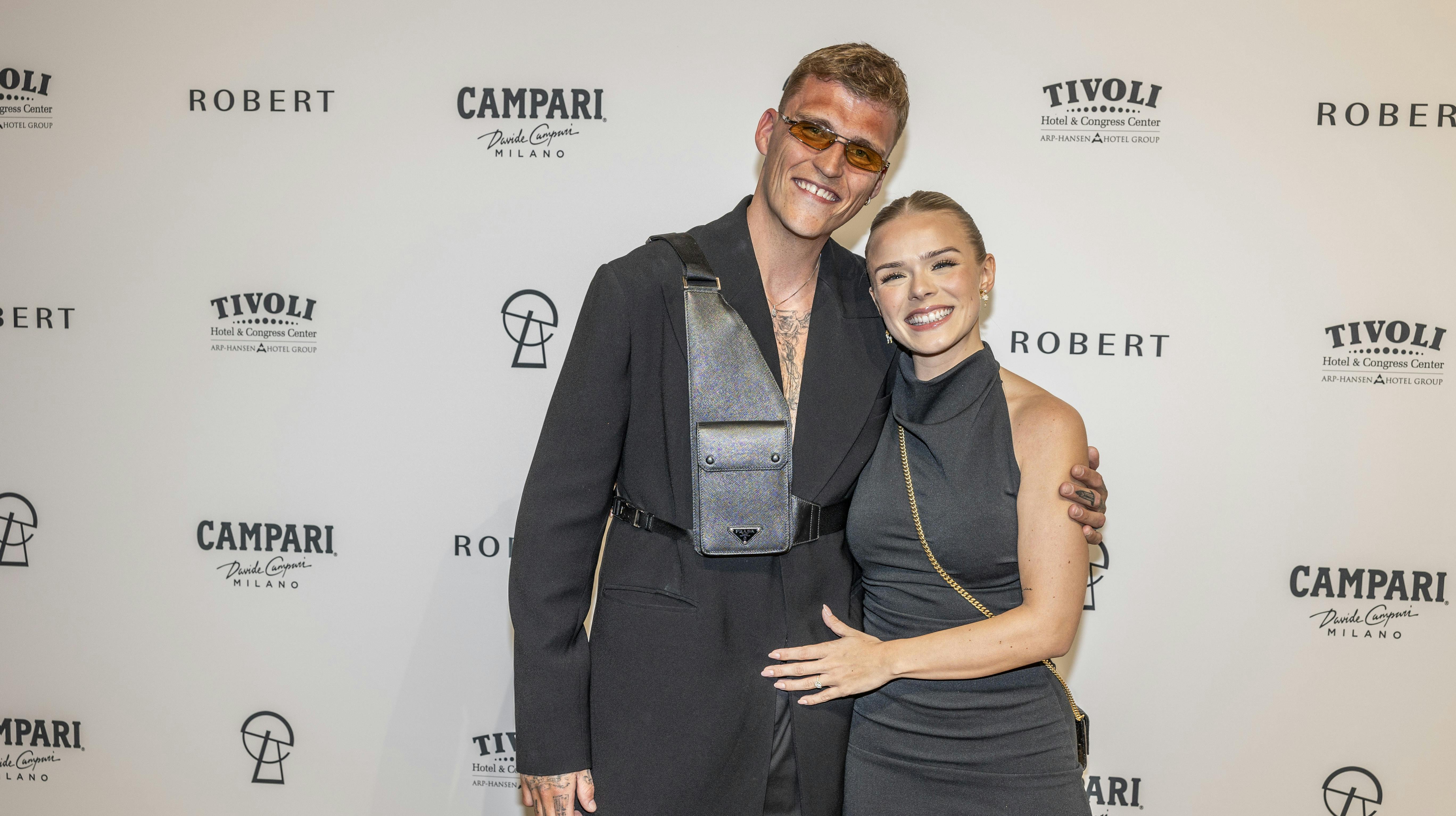 Sebastian Bull, 29, og Asta Björk, 27, er i fuld gang med at planlægge deres kommende bryllup. Men det bliver først, når kalenderen hedder 2026.