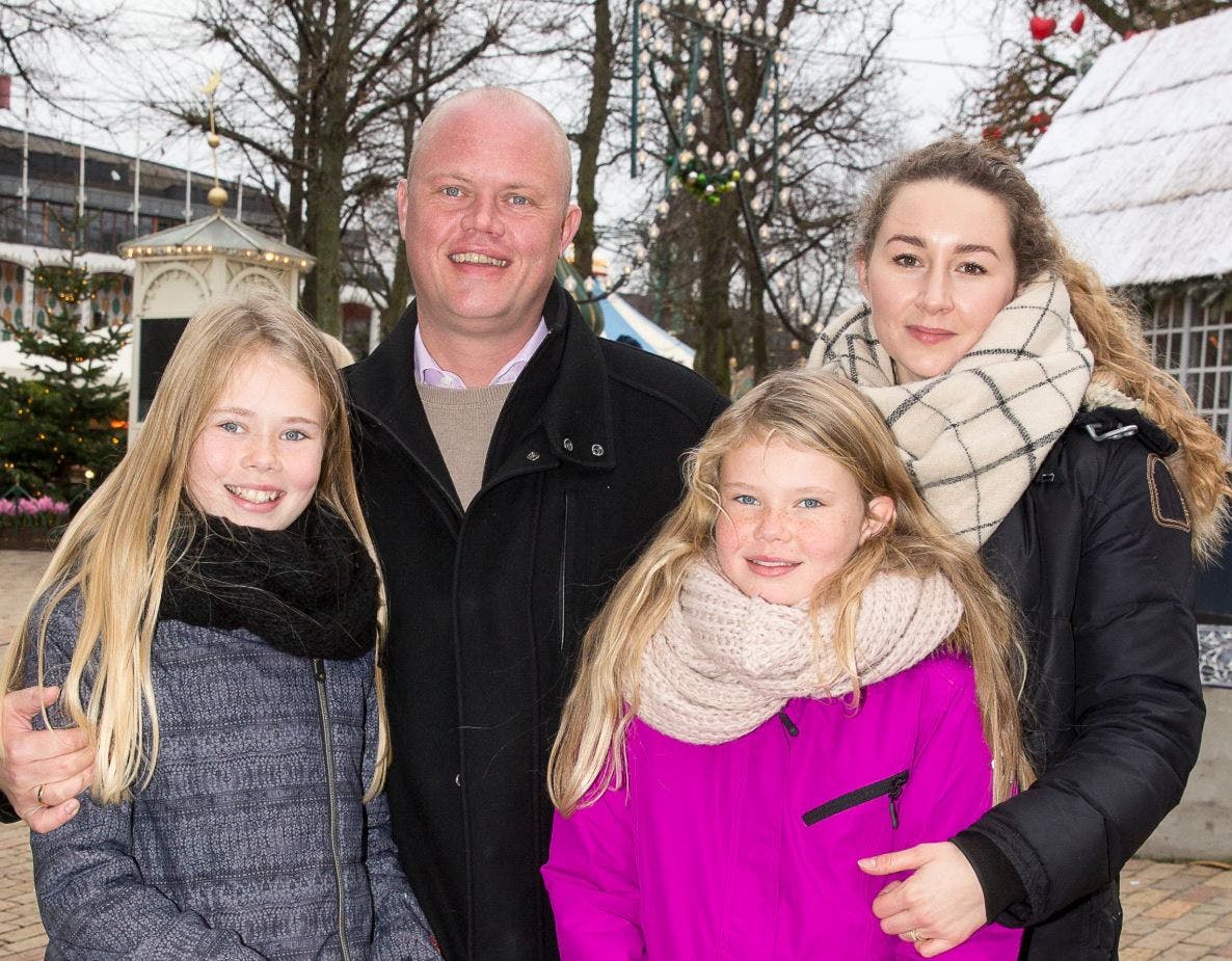 Peter Christensen med hustruen Josefine Kofoed og hans døtre Maria og Anna, som nu har overtaget sommerhuset på Bornholm.