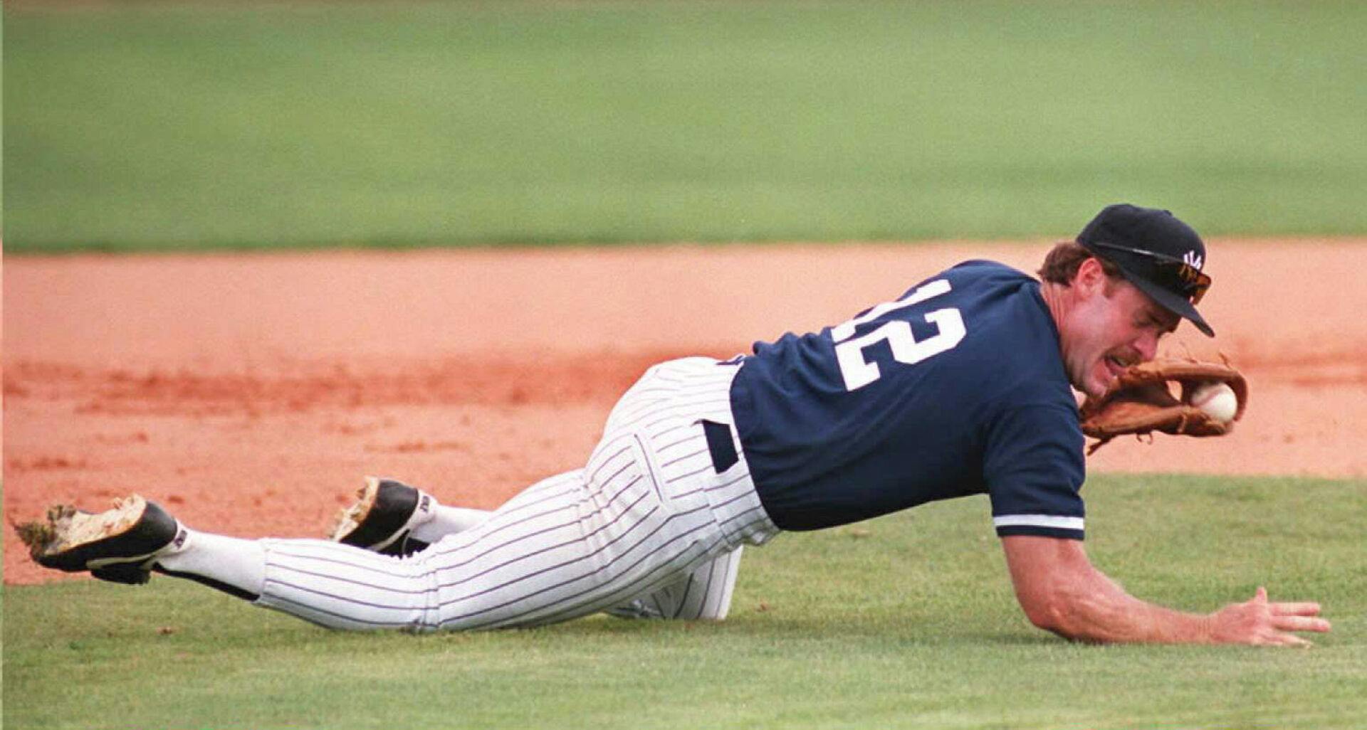 New York Yankees third baseman Wade Boggs dives for the ball 10 April during infielders practice at the Yankees training facility in Ft. Lauderdale, Fl. The Yankees have three days of spring training left until they play the New York Mets in their first exhibition game on 13 April. AFP PHOTO