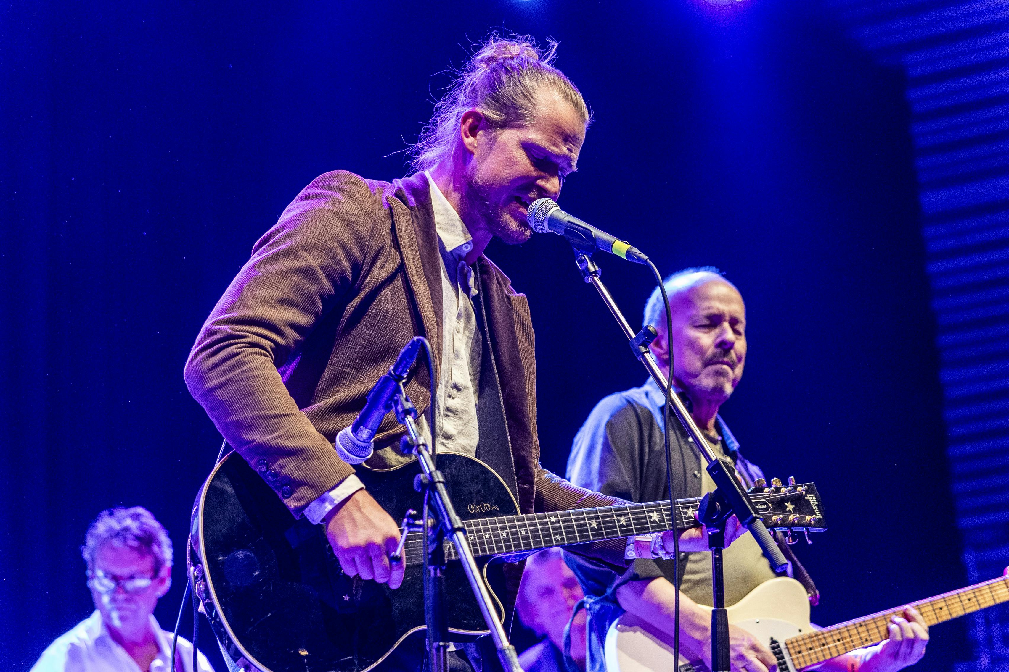 Rasmus Madsen genopliver sin fars musik til sommer, hvor han drager på turné.&nbsp;