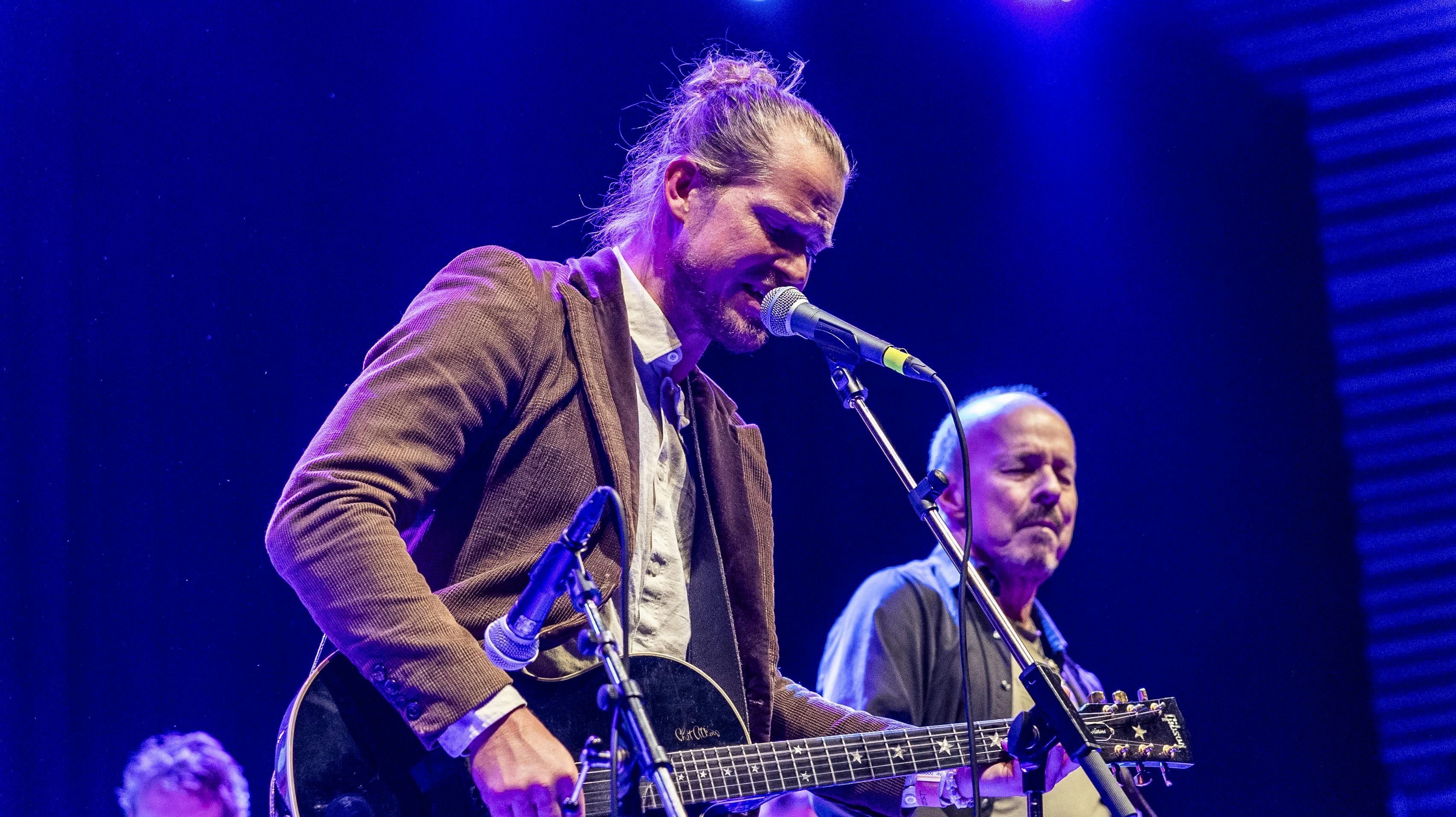 Rasmus Madsen genopliver sin fars musik til sommer, hvor han drager på turné. 