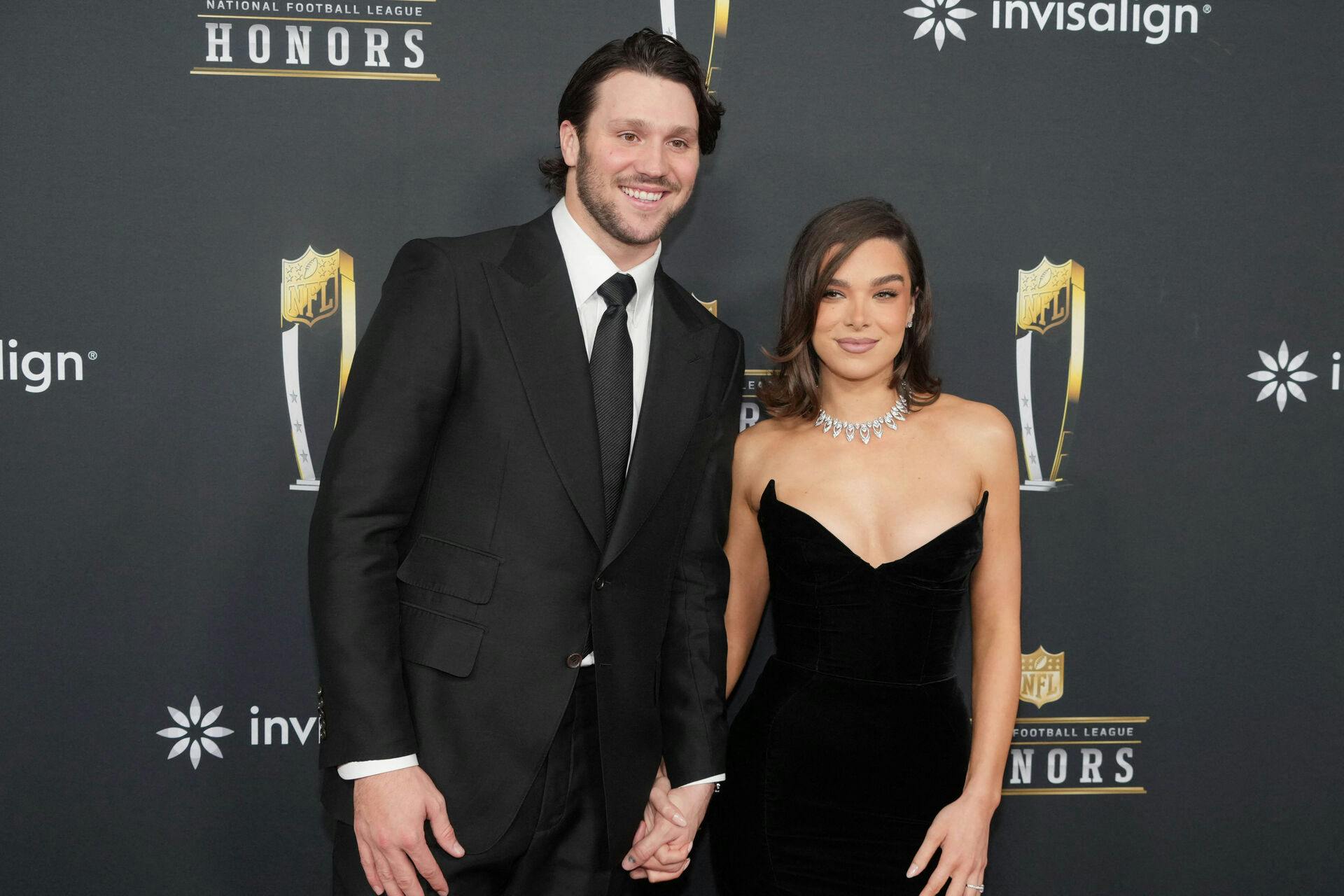 Josh Allen og Hailee Steinfeld fik endelig debut på den røde løber sammen, da NFL Honors fandt sted.