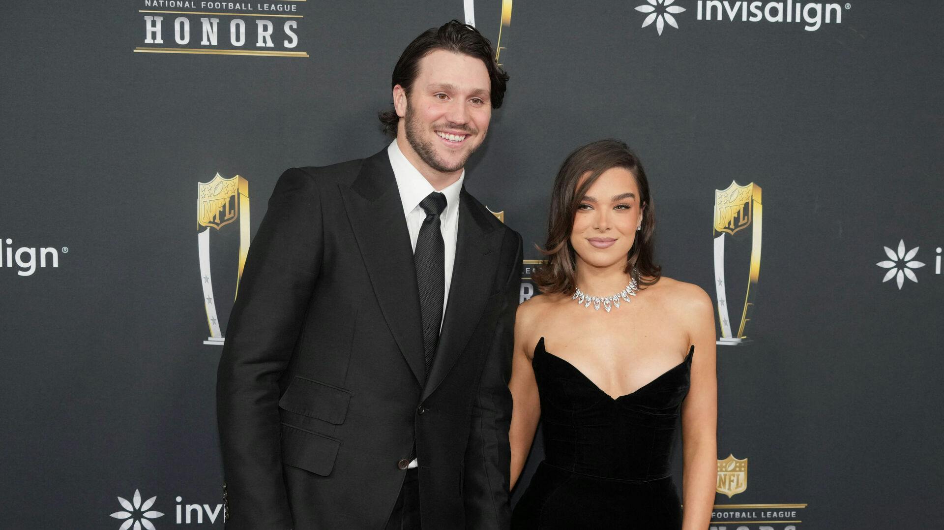 Josh Allen og Hailee Steinfeld fik endelig debut på den røde løber sammen, da NFL Honors fandt sted.