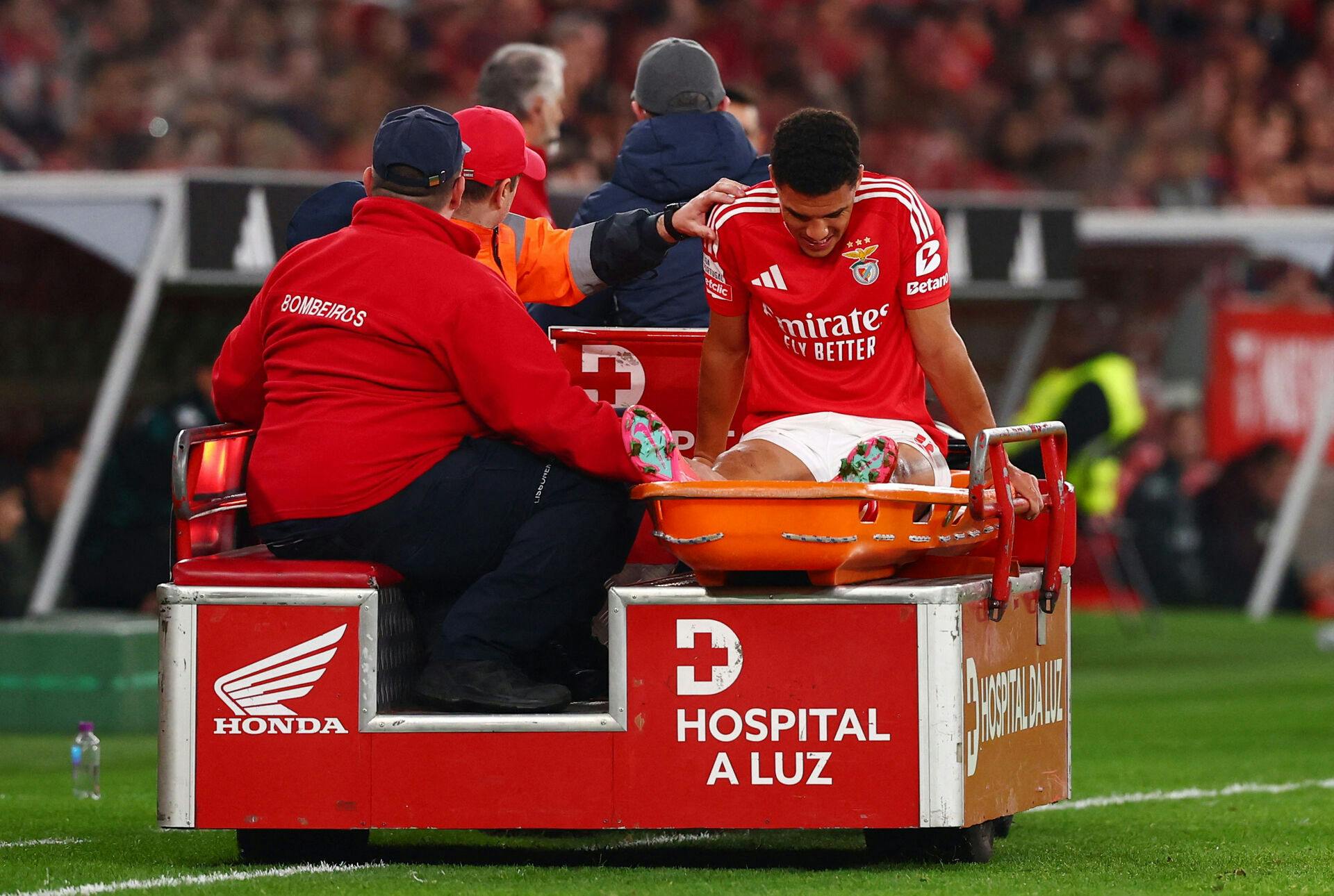 Soccer Football - Primeira Liga - Benfica v Moreirense - Estadio da Luz, Lisbon, Portugal - February 8, 2025 Benfica's Alexander Bah is stretchered off after sustaining an injury REUTERS/Pedro Nunes