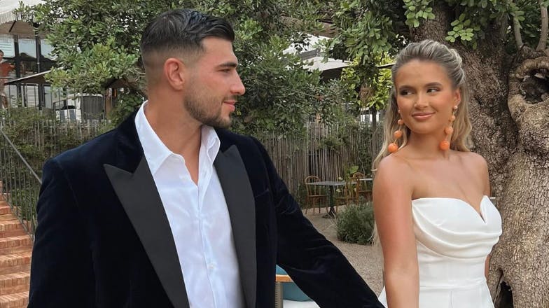 Nye billeder af Tommy Fury ude foran Molly-Mae Hagues hus har sat endnu mere gang i rygterne om, at realityparret har fundet sammen igen.