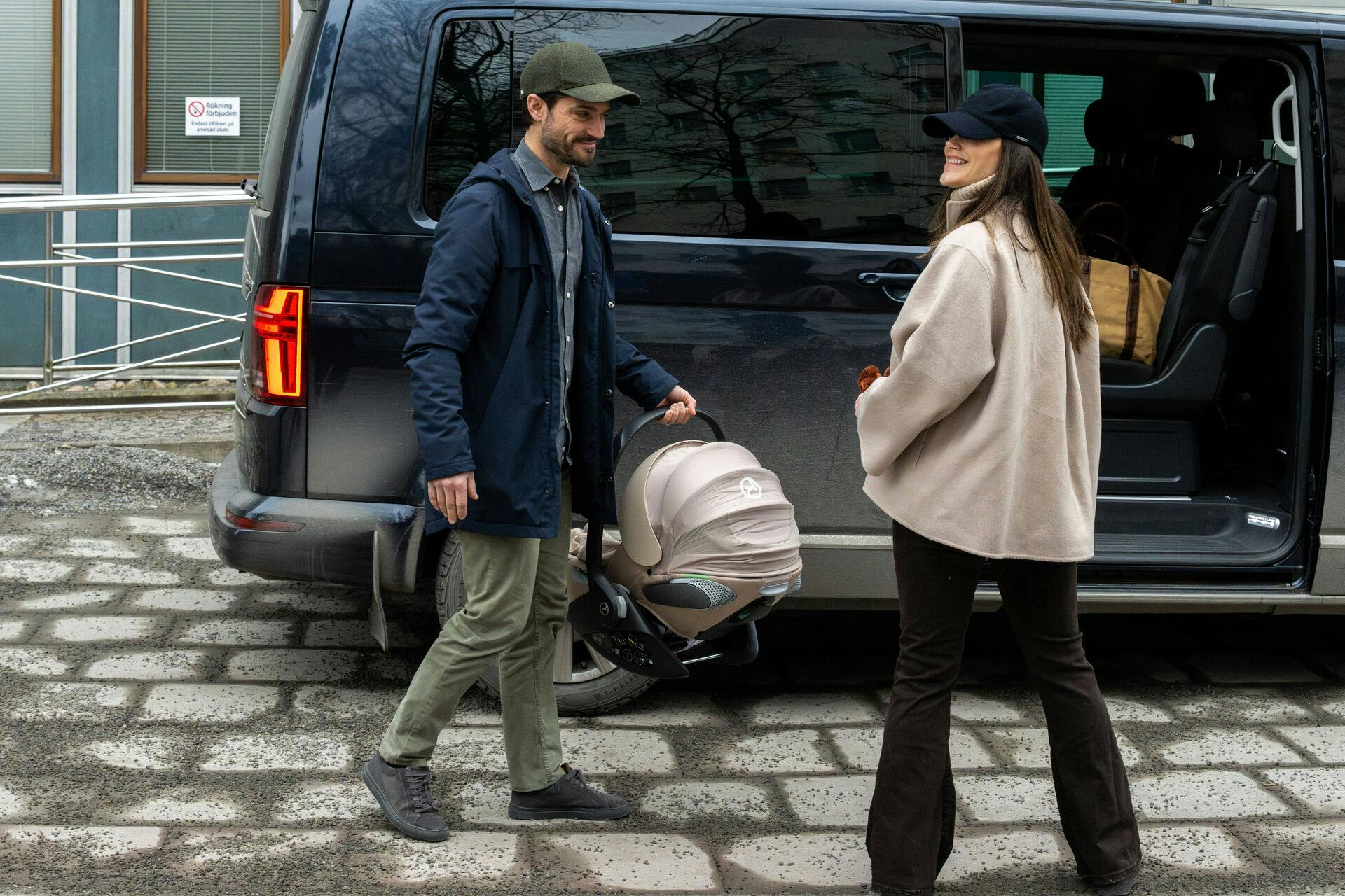 Efter fødslen forlod prins Carl Philip og prinsesse Sofia Danderyds Sygehus lørdag, kun en dag efter fødslen. Familien har nu trukket sig tilbage til hjemmet på Villa Solbacken, hvor den lille prinsesse får ro til at vænne sig til verden. 