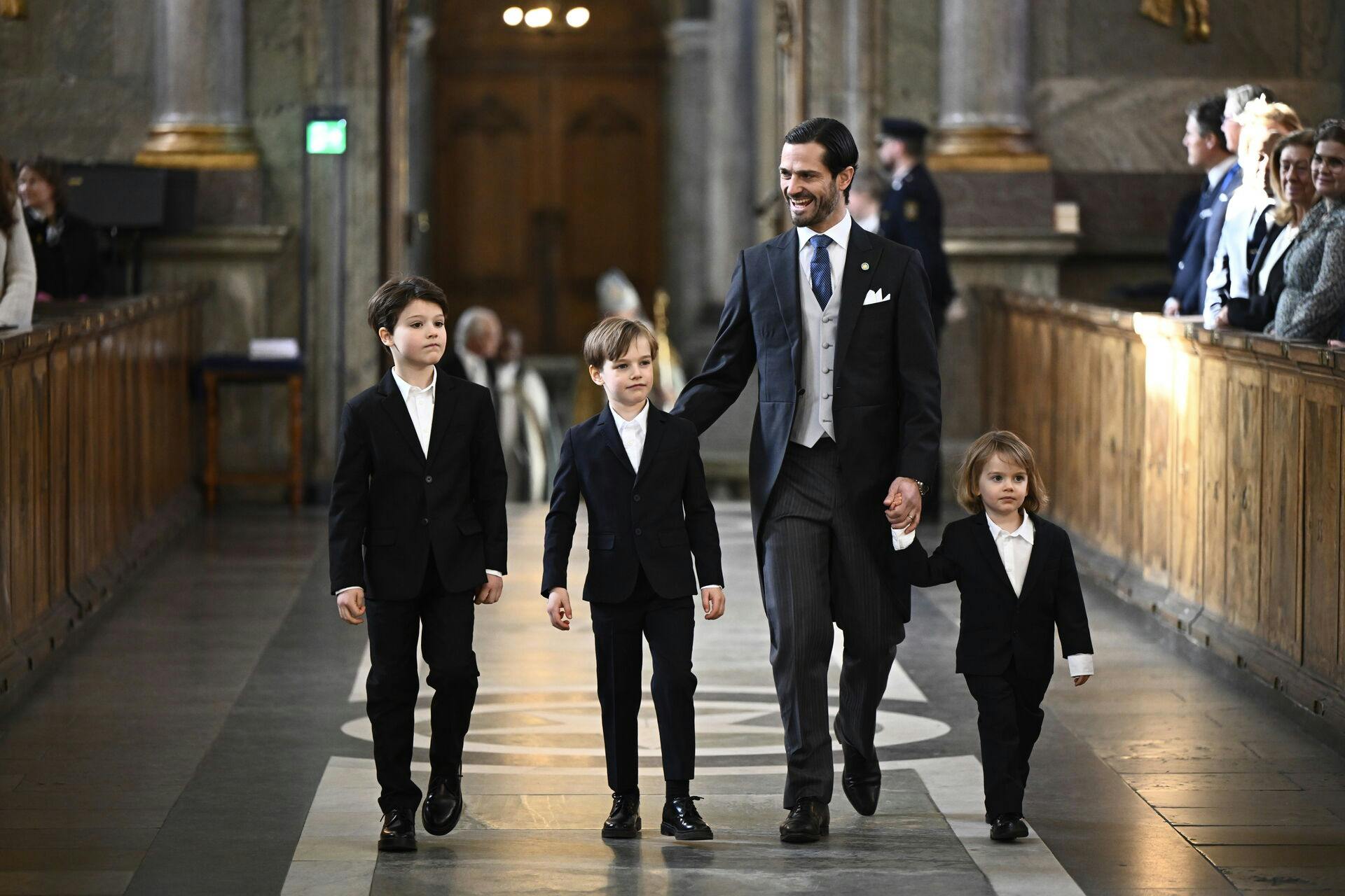 STOCKHOLM 20250210 Kung Carl Gustaf och drottning Silvia ankommer till tacksägelsegudstjänst, Te Deum i Slottskyrkan med anledning av prinsparets nyfödda barn. Foto: Christine Olsson / TT / Kod 10430. (Foto: 10430 Christine Olsson/Ritzau Scanpix)