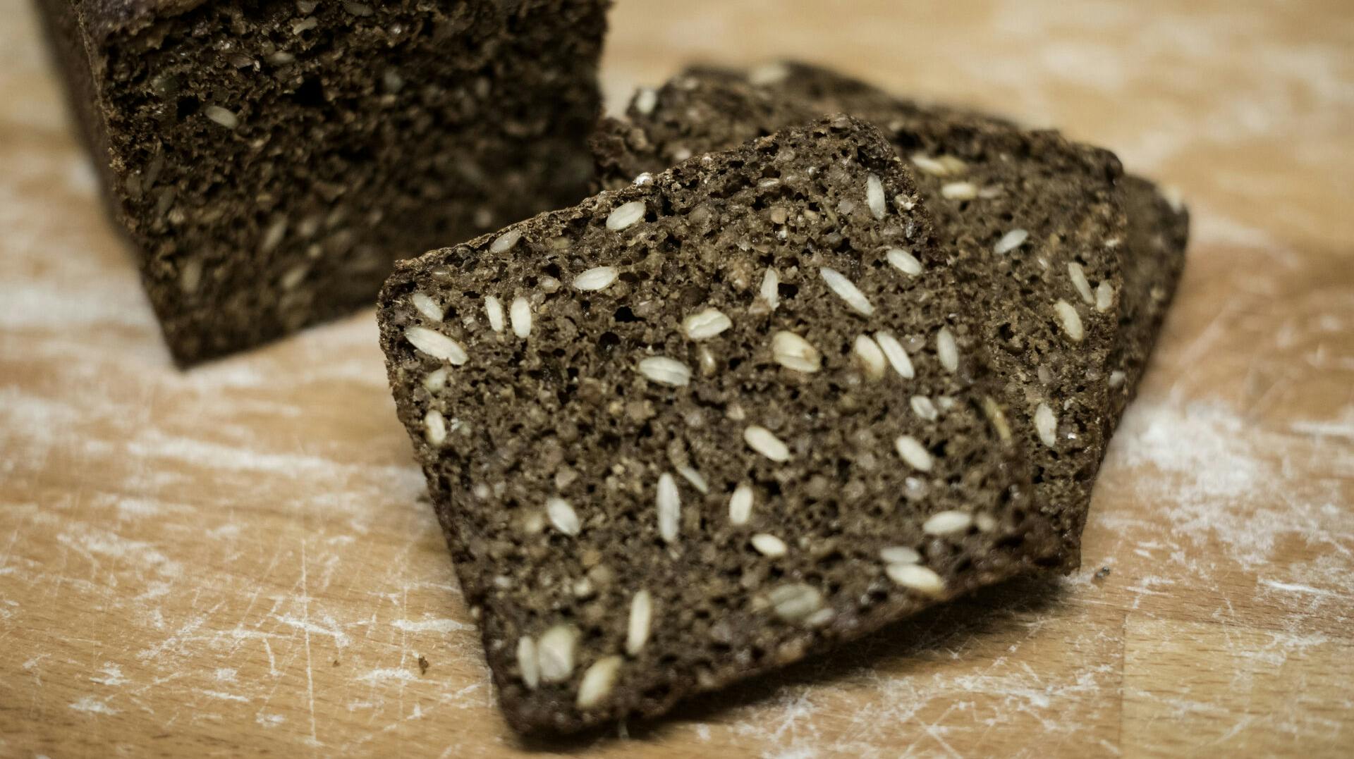 (ARKIV) Rugbrød fra Meyers Bageri fotograferet 8. februar 2017. Man spiser mindre, når der er fuldkorn på tallerkenen i stedet for hvidt brød og hvid pasta, skriver Ritzau torsdag 2. november 2017. (Foto: sofie mathiassen/Scanpix 2017)