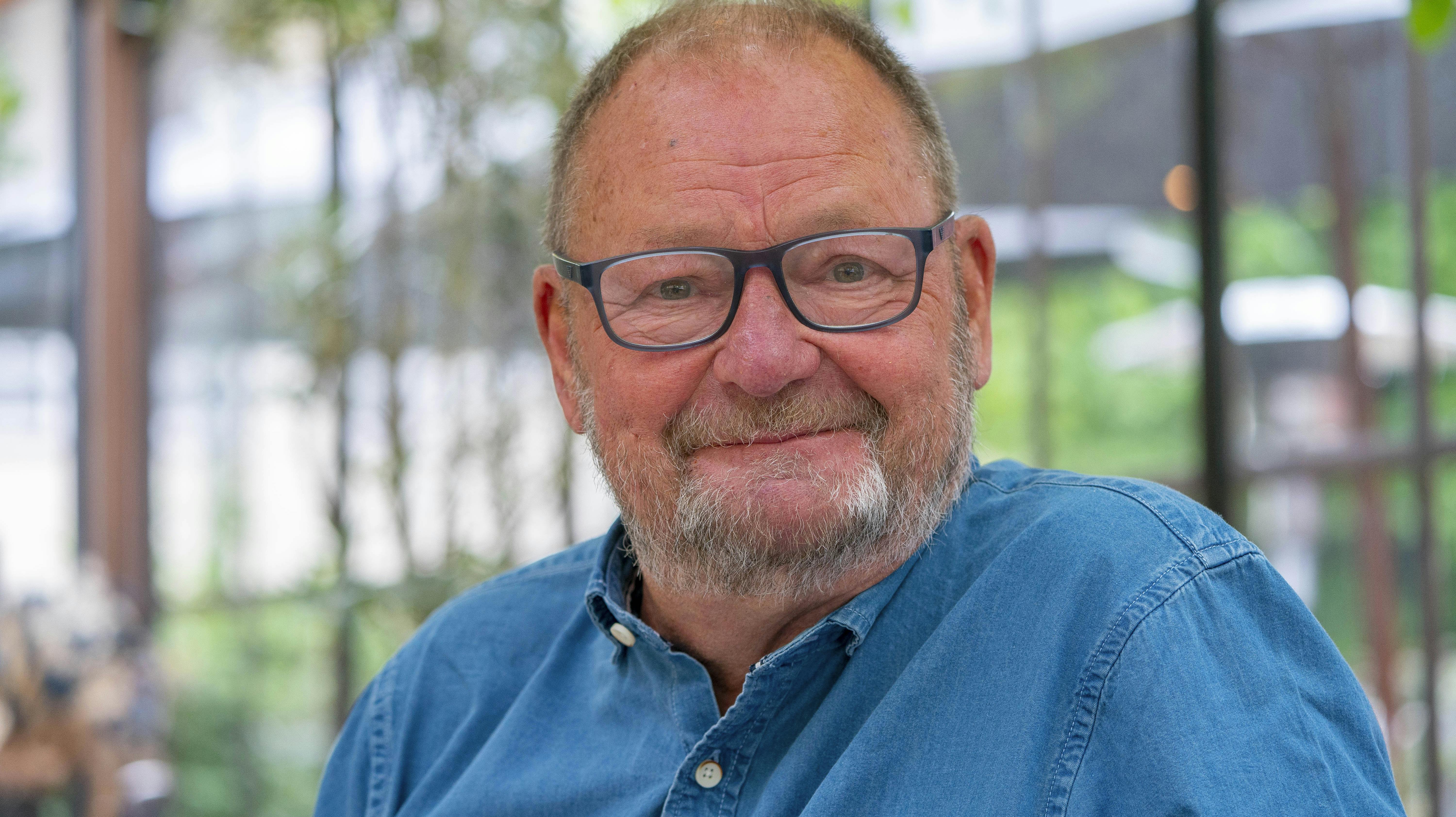 Henrik Jul hansen sidder fortsat i kørestol, men det er fremad.