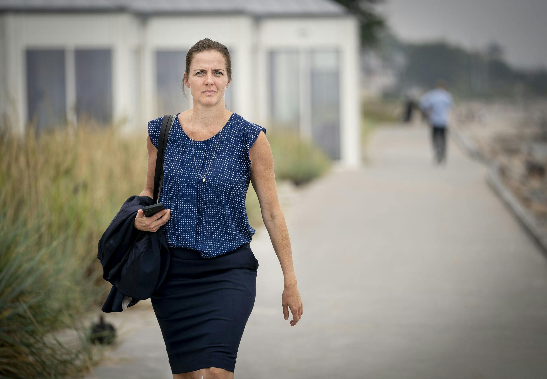 Venstre holder pressemøde med formand Jakob Ellemann-Jensen, Sophie Løhde og Thomas Danielsen under sommergruppemødet i Helsingør, fredag den 19. august 2022. Venstres Ellen Trane Nørby ankommer til pressemødet. (Foto: Liselotte Sabroe/Ritzau Scanpix)