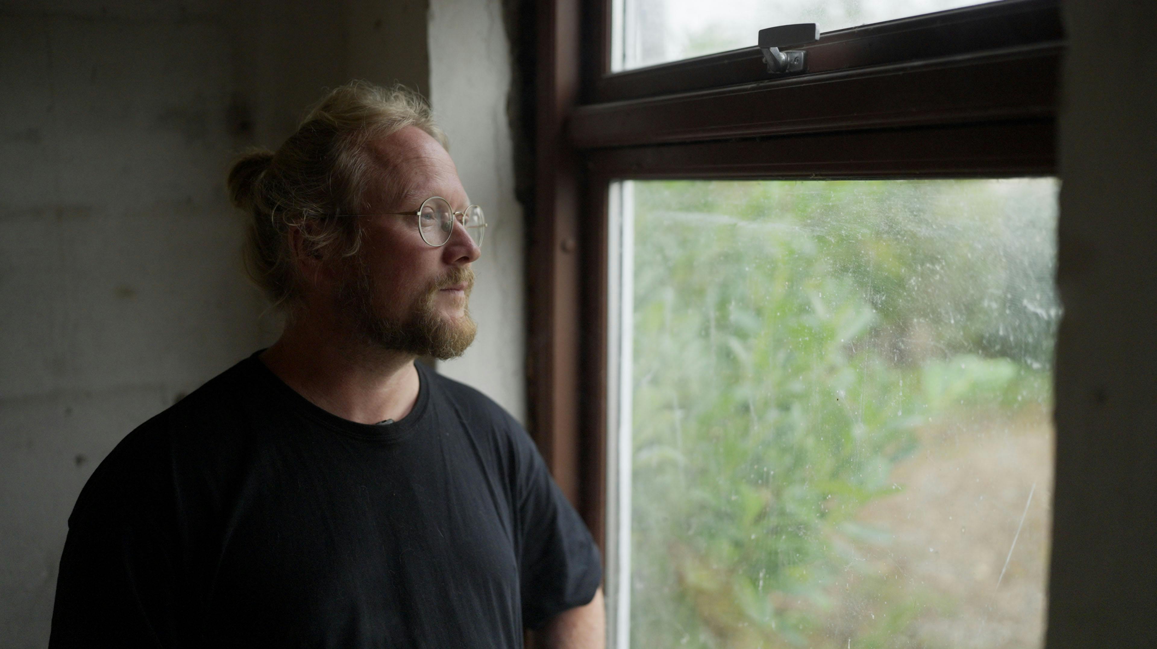 Markus fra "Naboen fra helvede" fortæller, at det er en rolle, han påtager sig. 