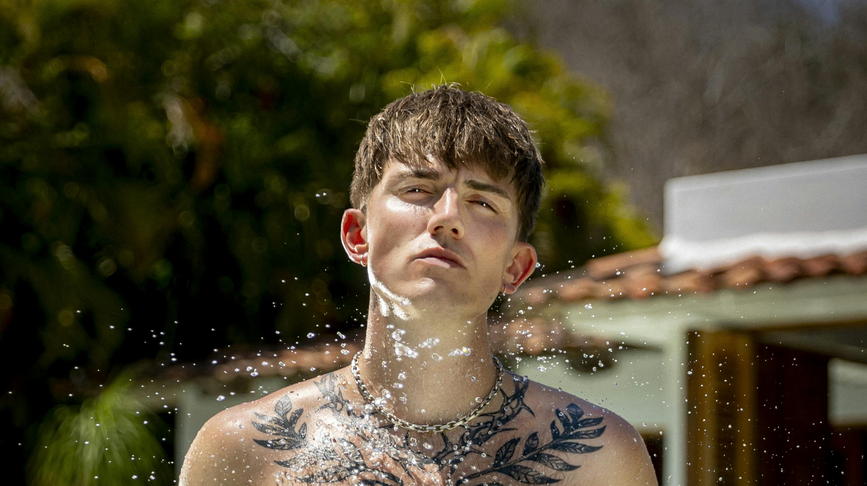 Lucas Buchardt satser nu på musikken og cocktailfirmaet. For et år siden optog han dog sin anden sæson af "Paradise Hotel".