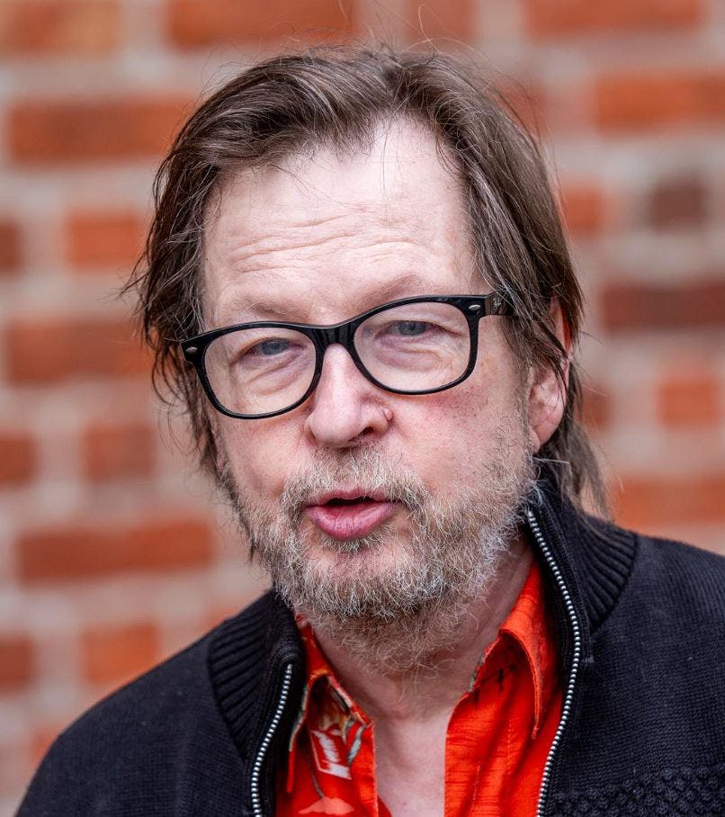 Lars von Trier er nu så svækket, at han er flyttet ind i en plejebolig.