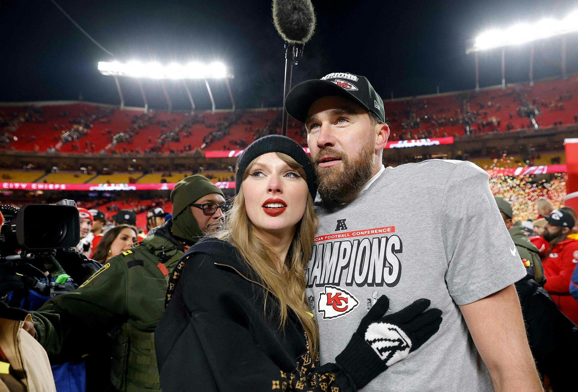 Før Travis Kelce fortalte, at han datede Taylor Swift, havde brormand Jason og Jasons kone, Kylie, fundet ud af, at de datede.