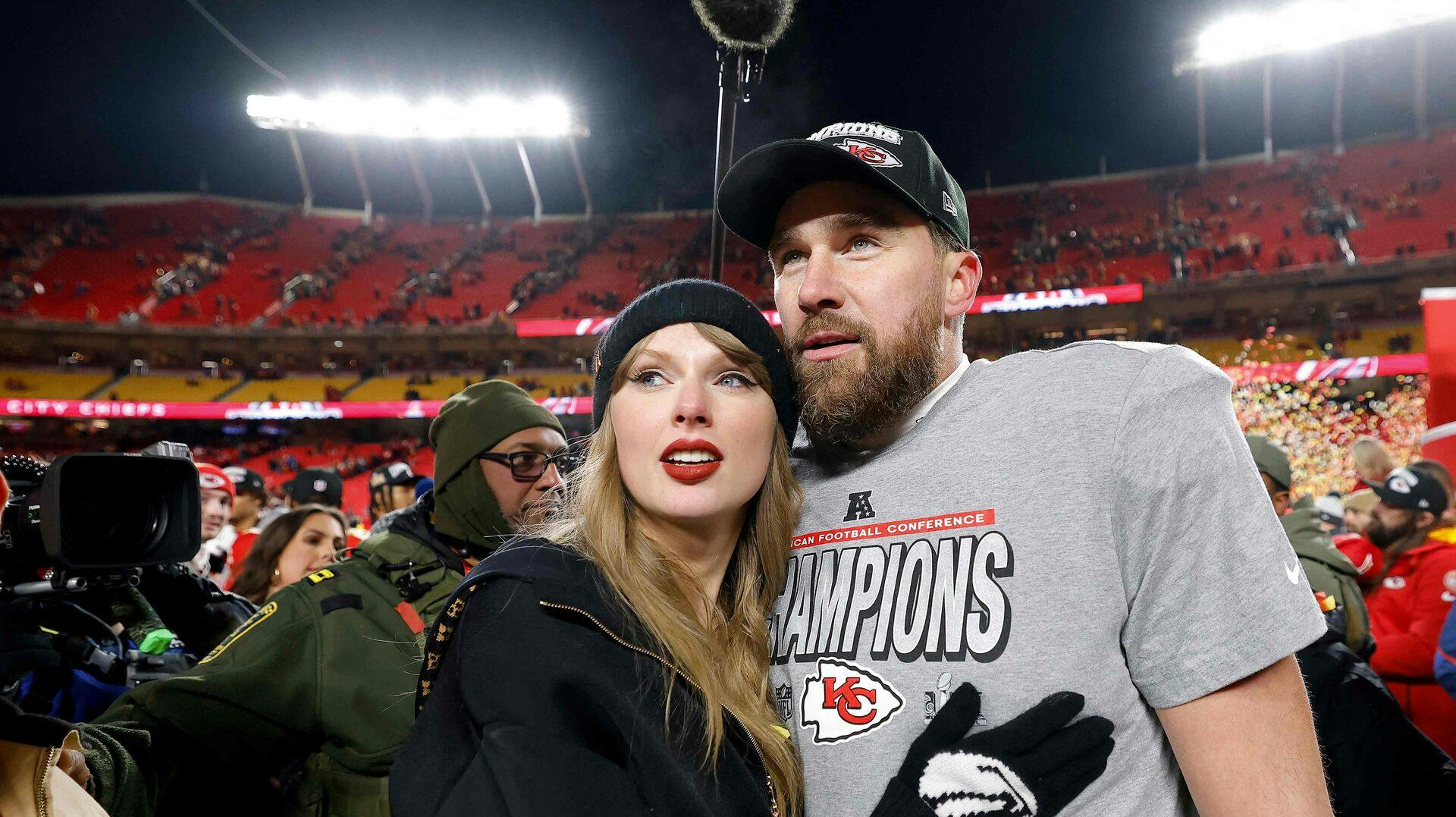 Før Travis Kelce fortalte, at han datede Taylor Swift, havde brormand Jason og Jasons kone, Kylie, fundet ud af, at de datede.