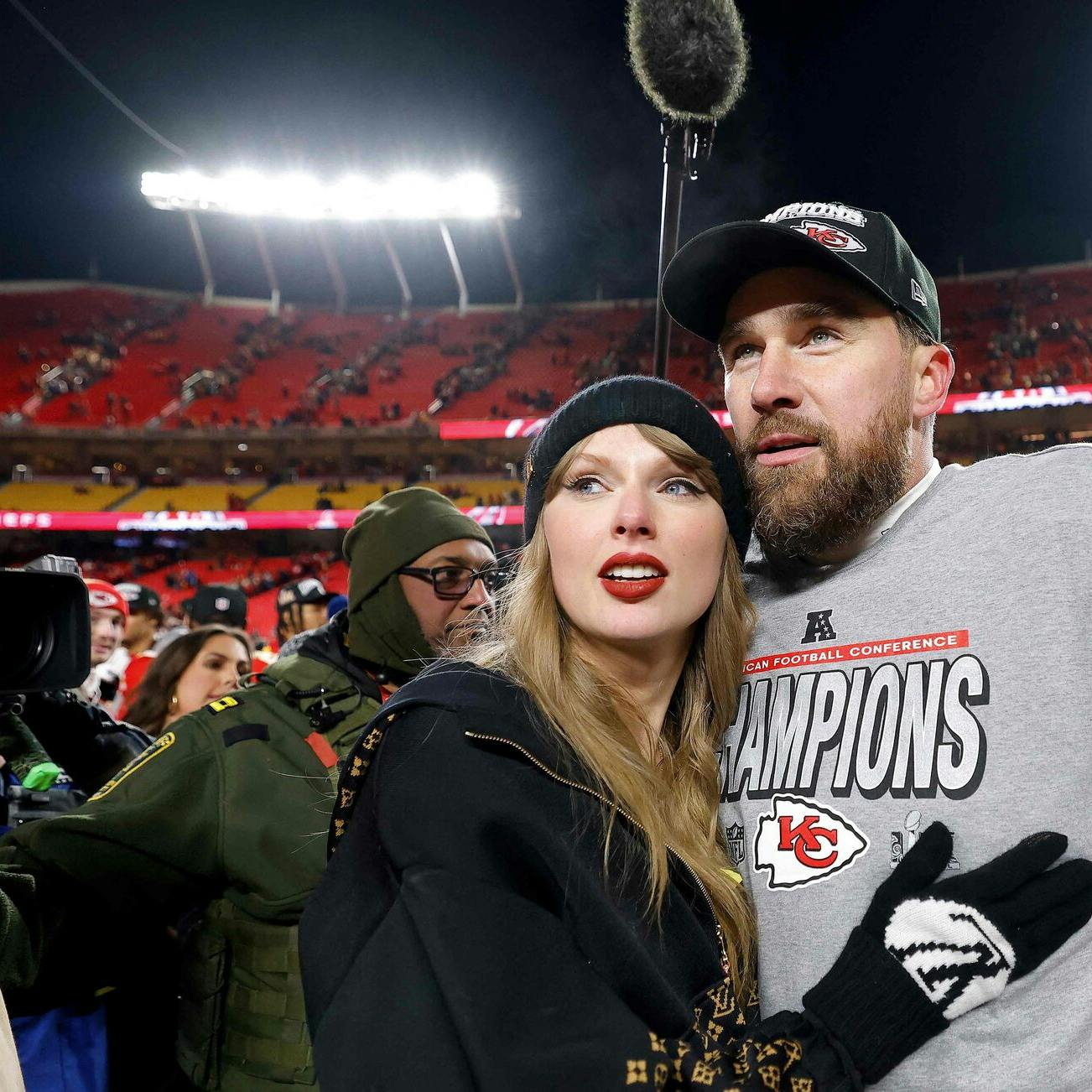 Før Travis Kelce fortalte, at han datede Taylor Swift, havde brormand Jason og Jasons kone, Kylie, fundet ud af, at de datede.
