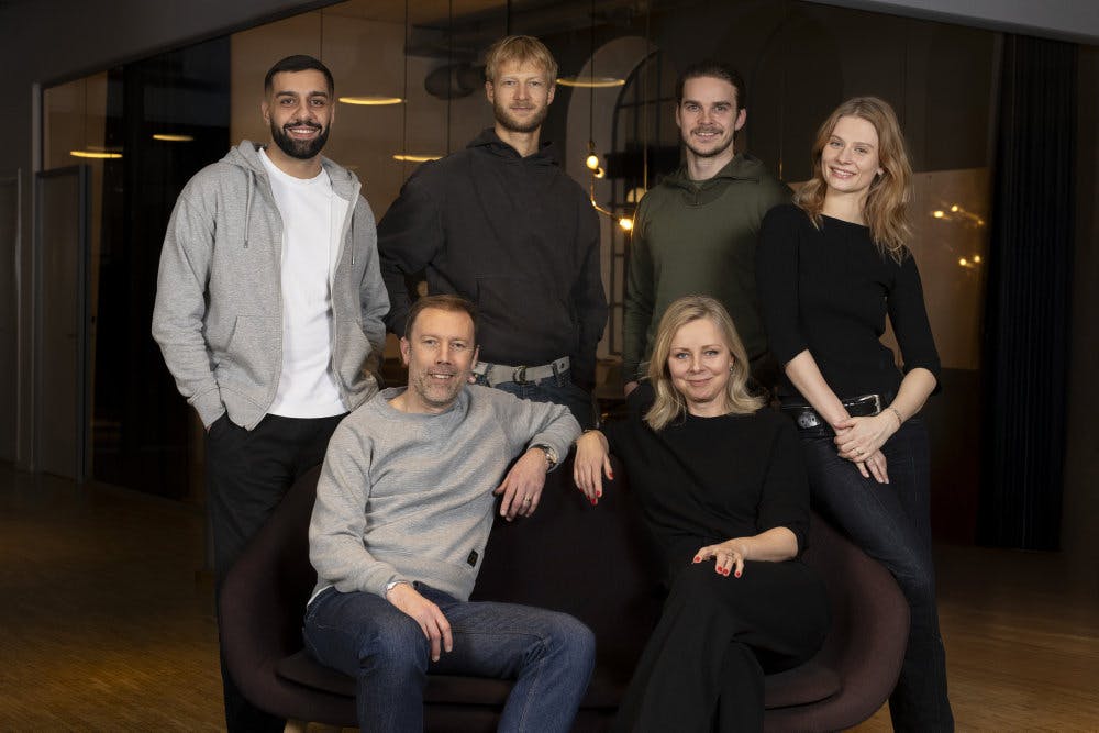 I foråret 2026 ventes en ny søndagsserie at få premiere på DR. Her medvirker fra venstre: Soheil Bavi, Gustav Giese, Marco Ilsø, Clara Rosager, Jakob Cedergren og Lena Maria Christensen.&nbsp;