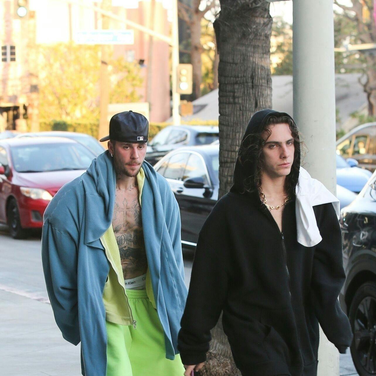Hvorfor svinge meget andet end en badekåbe over skuldrene, når man hedder Justin Bieber og har været i spa?