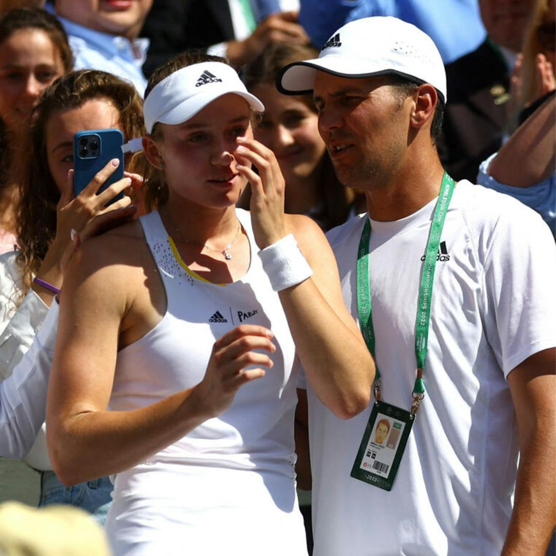 Elena Rybakina og hendes daværende træner Stefano Vukov efter Wimbledon-sejren i 2022.&nbsp;