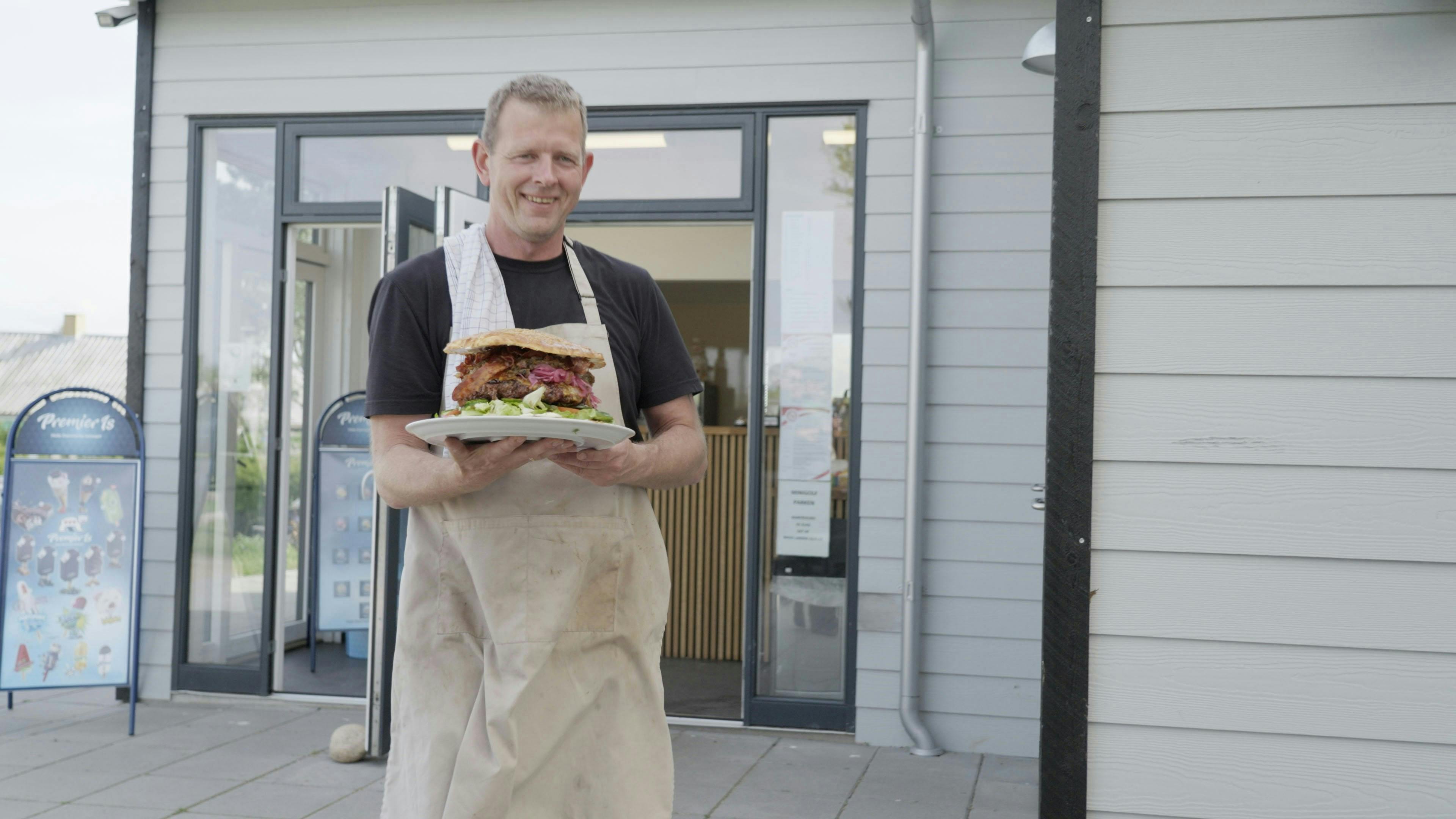 Der er en ordentlig satan af en burger, der diskes op med.&nbsp;