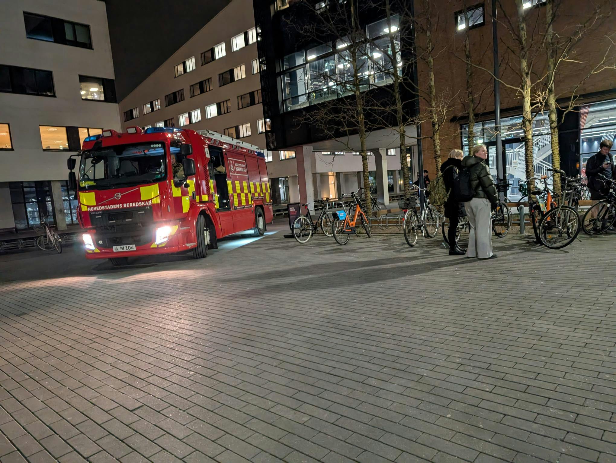 Foran shoppingcenteret holder en brandbil, og i centrets højtalere lyder en advarsel på engelsk, hvor de shoppende bedes søge væk fra området.