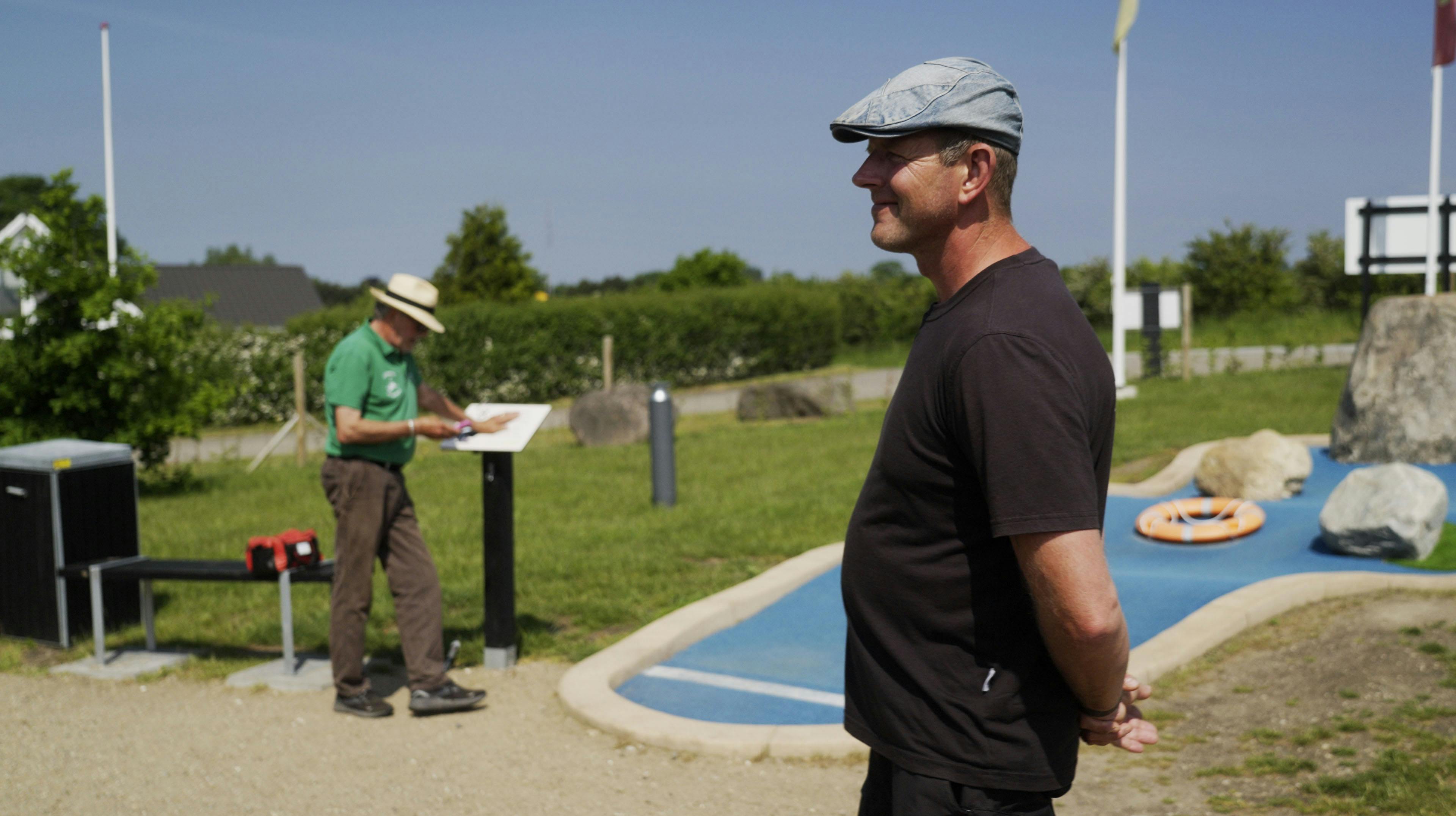 Simon fra "Naboen fra helvede" gør klar til mere minigolf. 