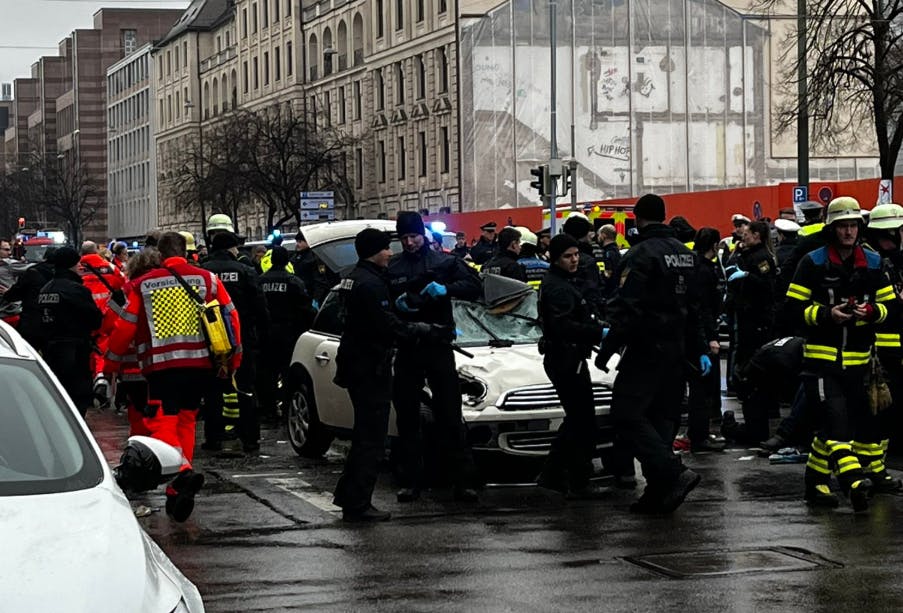 Flere personer er kommet til skade, efter en bil er kørt ind i flere mennesker.