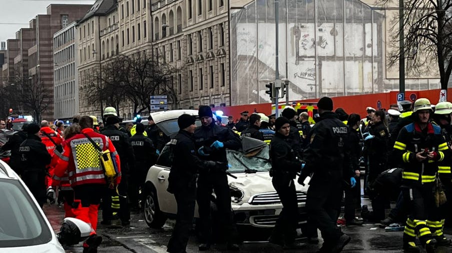 Flere personer er kommet til skade, efter en bil er kørt ind i flere mennesker.