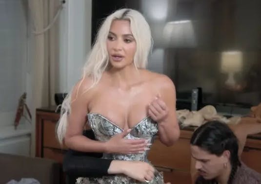 Kim skulle have en del hjælp for at få sit Met Gala-outfit både af og på.