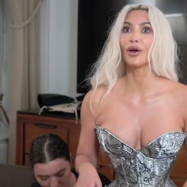 Internettet så sig efter sidste års Met Gala sure på realitydronningen for at bære korset.