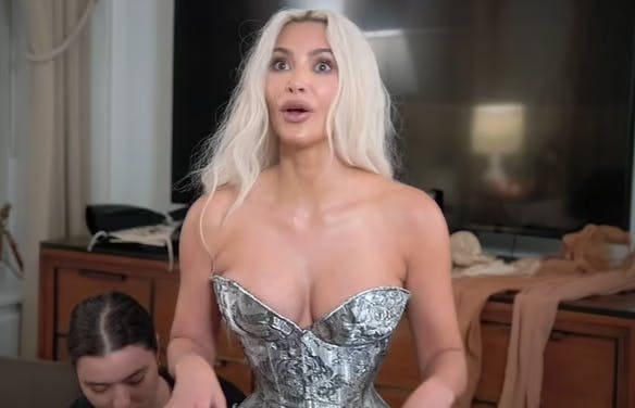 Internettet så sig efter sidste års Met Gala sure på realitydronningen for at bære korset.
