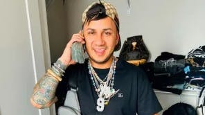 På billedet ses en af de anholdte, hvor han ifølge politiet bærer NFL-stjernens smykker, taske og kontanter.