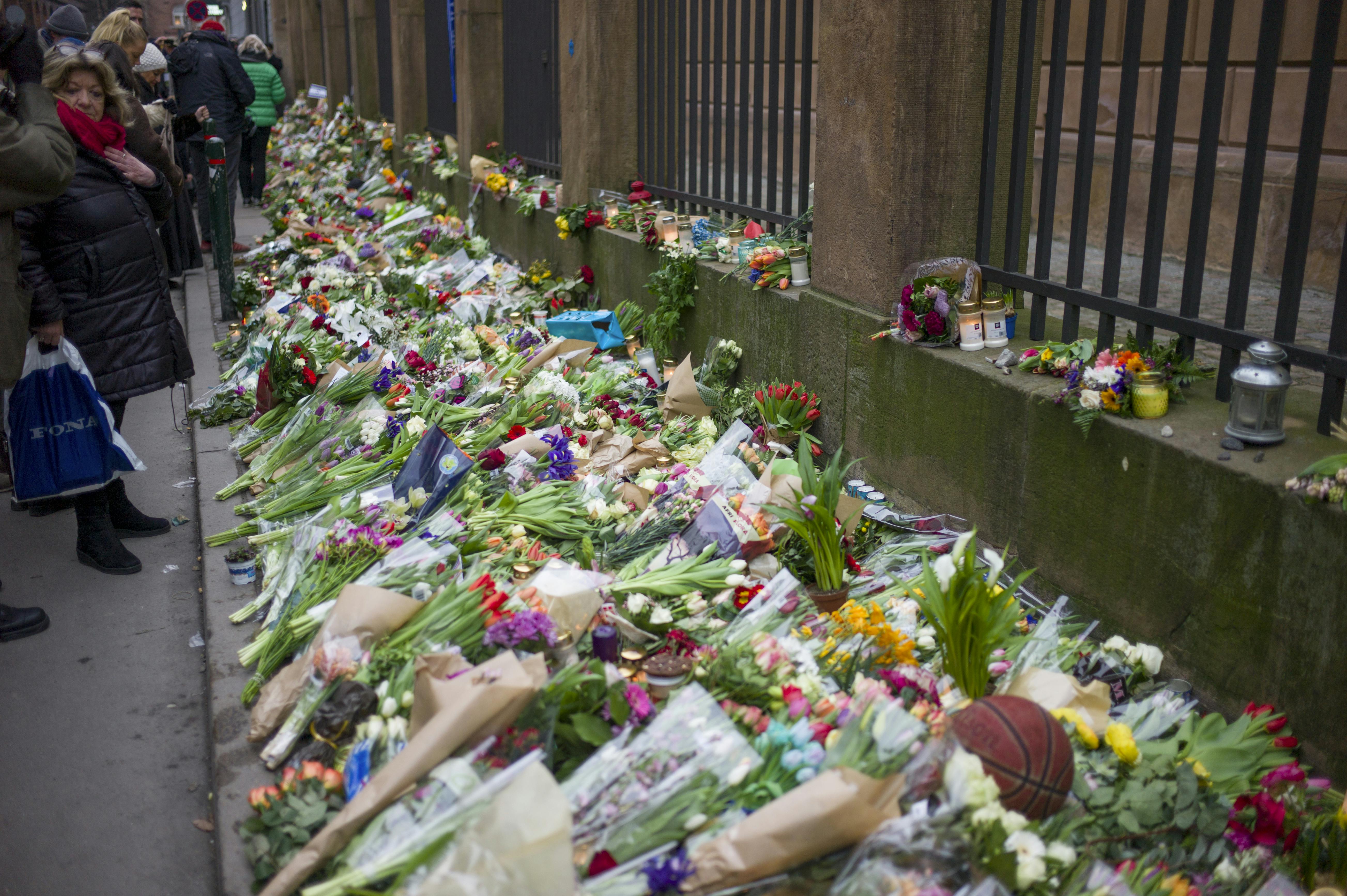 Blomster ved synagogen i Krystalgade, København, hvor sikkerhedsvagt Dan Uzan blev skudt i forbindelse med et terrorangreb i København.Journalist: -Sted: Synagoge, KøbenhavnDato: 20150216Foto: Thomas Laursen .