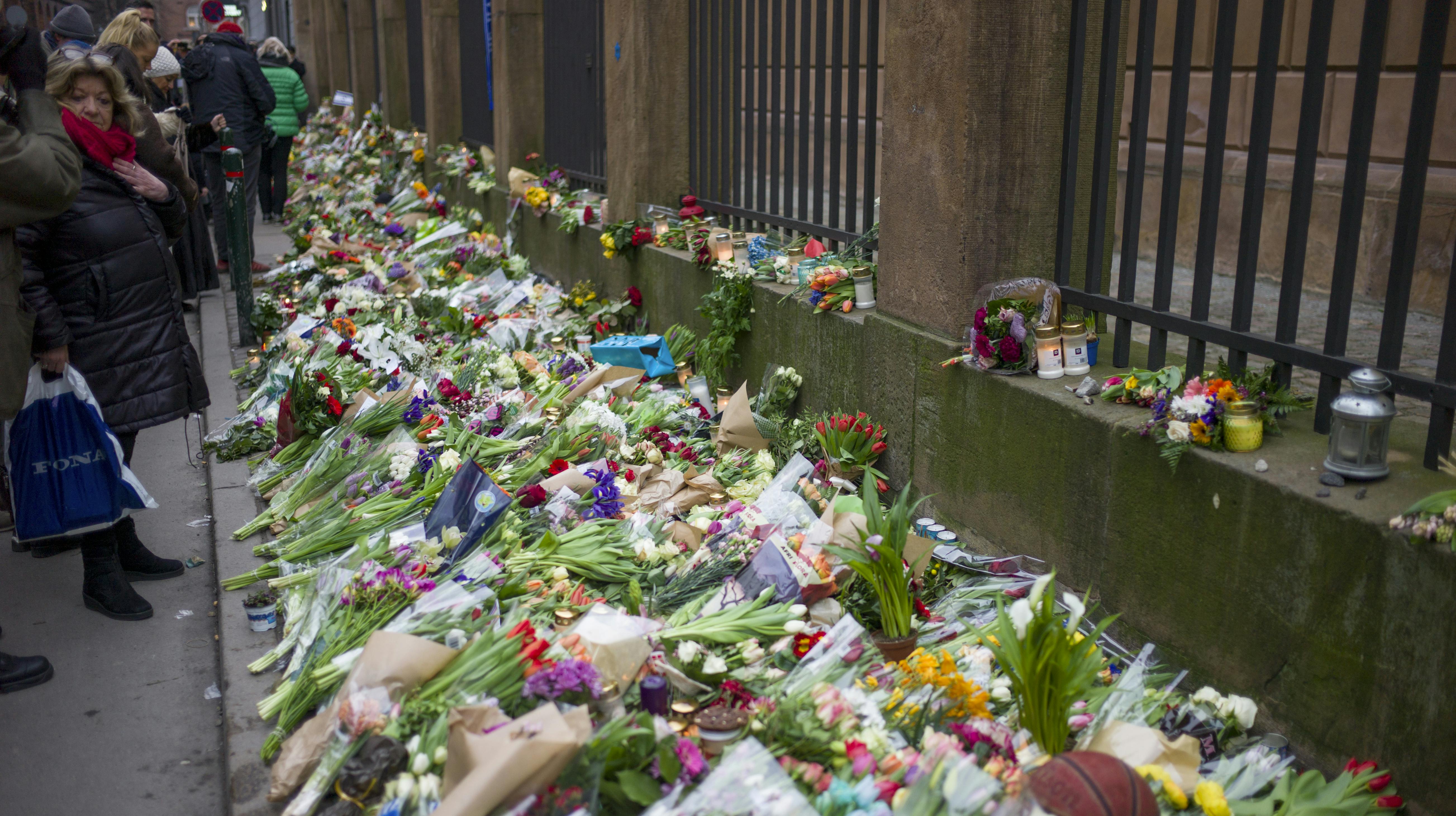 Blomster ved synagogen i Krystalgade, København, hvor sikkerhedsvagt Dan Uzan blev skudt i forbindelse med et terrorangreb i København.Journalist: -Sted: Synagoge, KøbenhavnDato: 20150216Foto: Thomas Laursen .