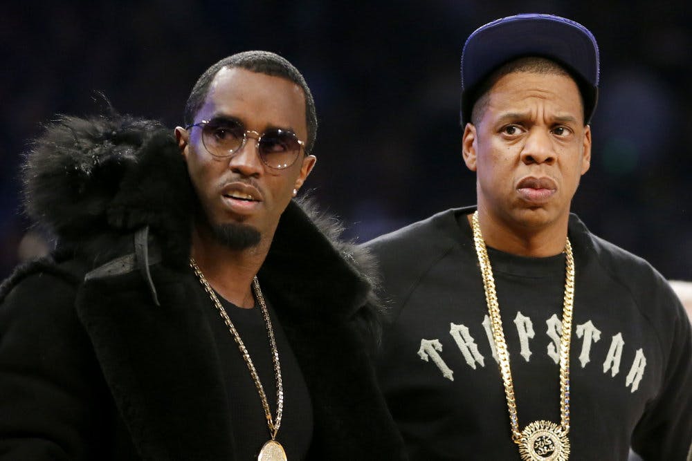 Sean "Diddy" Combs (til venstre) og Jay-Z (til højre) ses her til en basketkamp i New York for ti år siden. I december blev begge anklaget af en kvinde for voldtægt i år 2000. Fredag har kvinden droppet søgsmålet. Sean "Diddy" Combs sidder i forveje