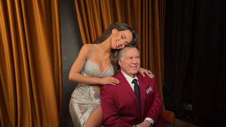 72-årige Belichick danner par med den 24-årige Hudson. 