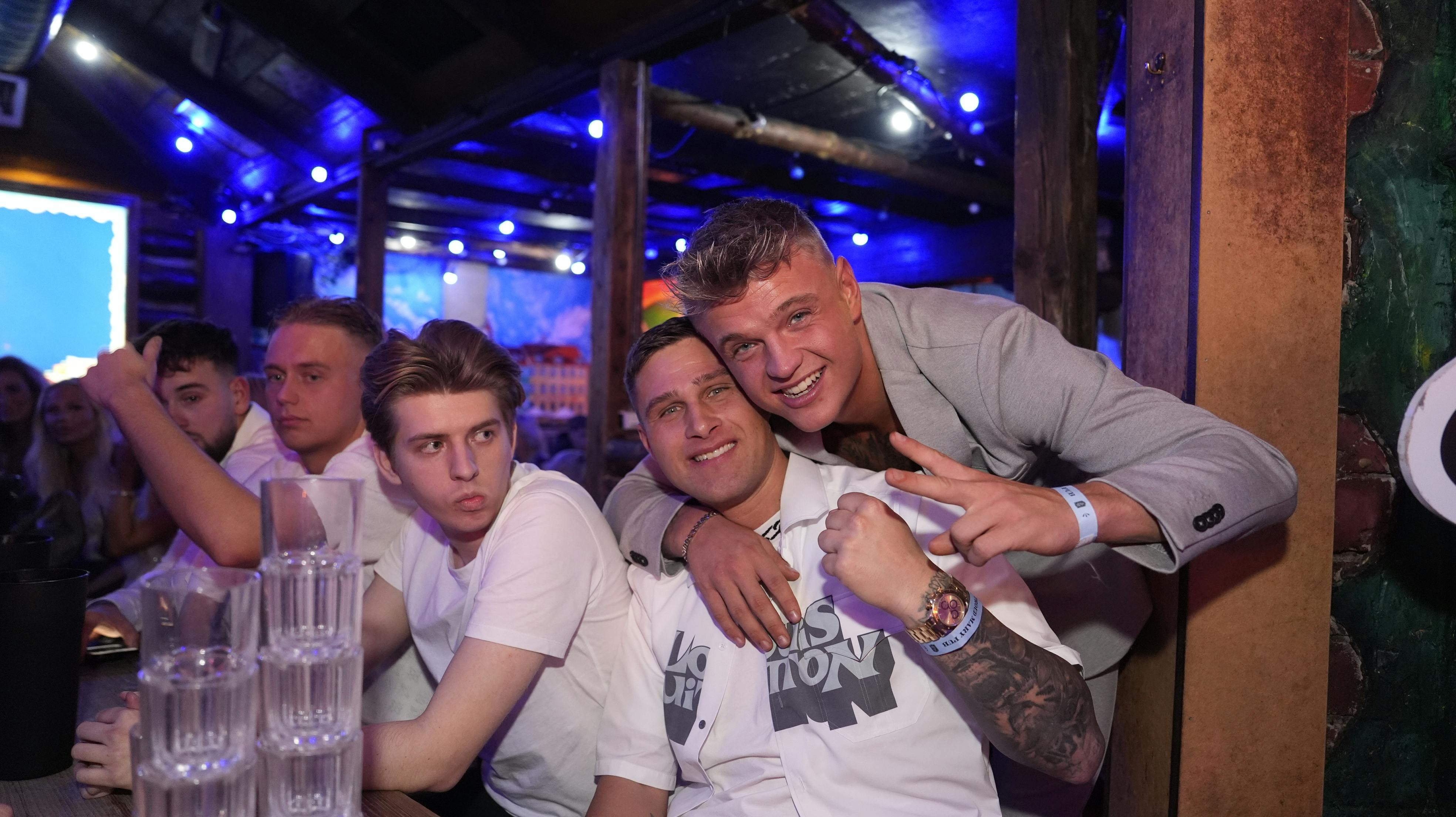 Alex Doreng (Anden fra højre red.) blev for 11 år siden dømt for hæleri. 