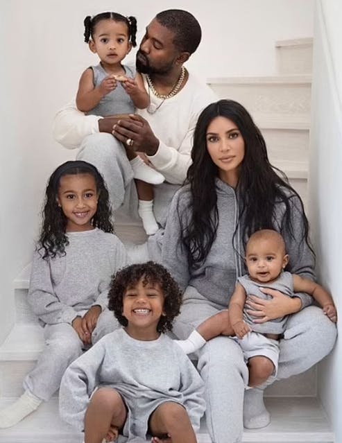 Kanye West og Kim Kardashian deler North på 11 år og Chicago på seks år samt sønnerne Saint på ni år og Psalm på fem år.