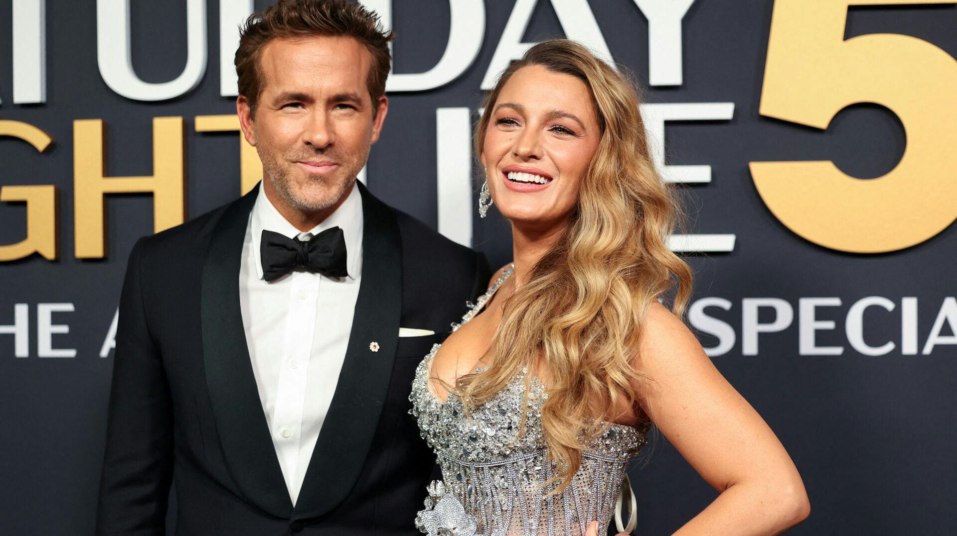 Blake Lively og Ryan Reynolds forsøgte søndag at finde en grimasse, som passer til situationen.