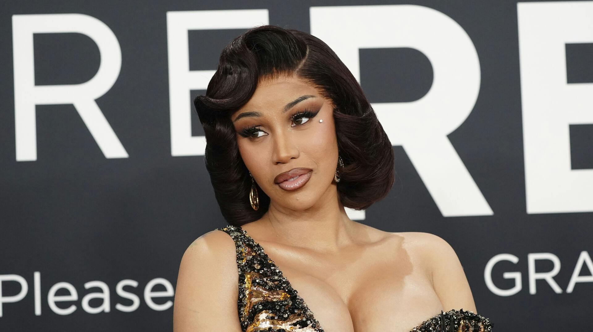 Cardi B har haft et turbulent forhold til rapperen Offset, men nu lader det til, at hun prøver med en NFL-spiller.