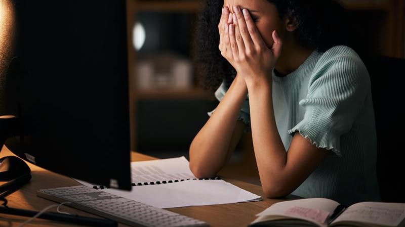 Der er tale om en alvorlig og omfattende sag om stalking, som den kendte danske tv-vært har erkendt.