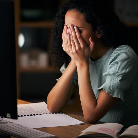 Der er tale om en alvorlig og omfattende sag om stalking, som den kendte danske tv-vært har erkendt.