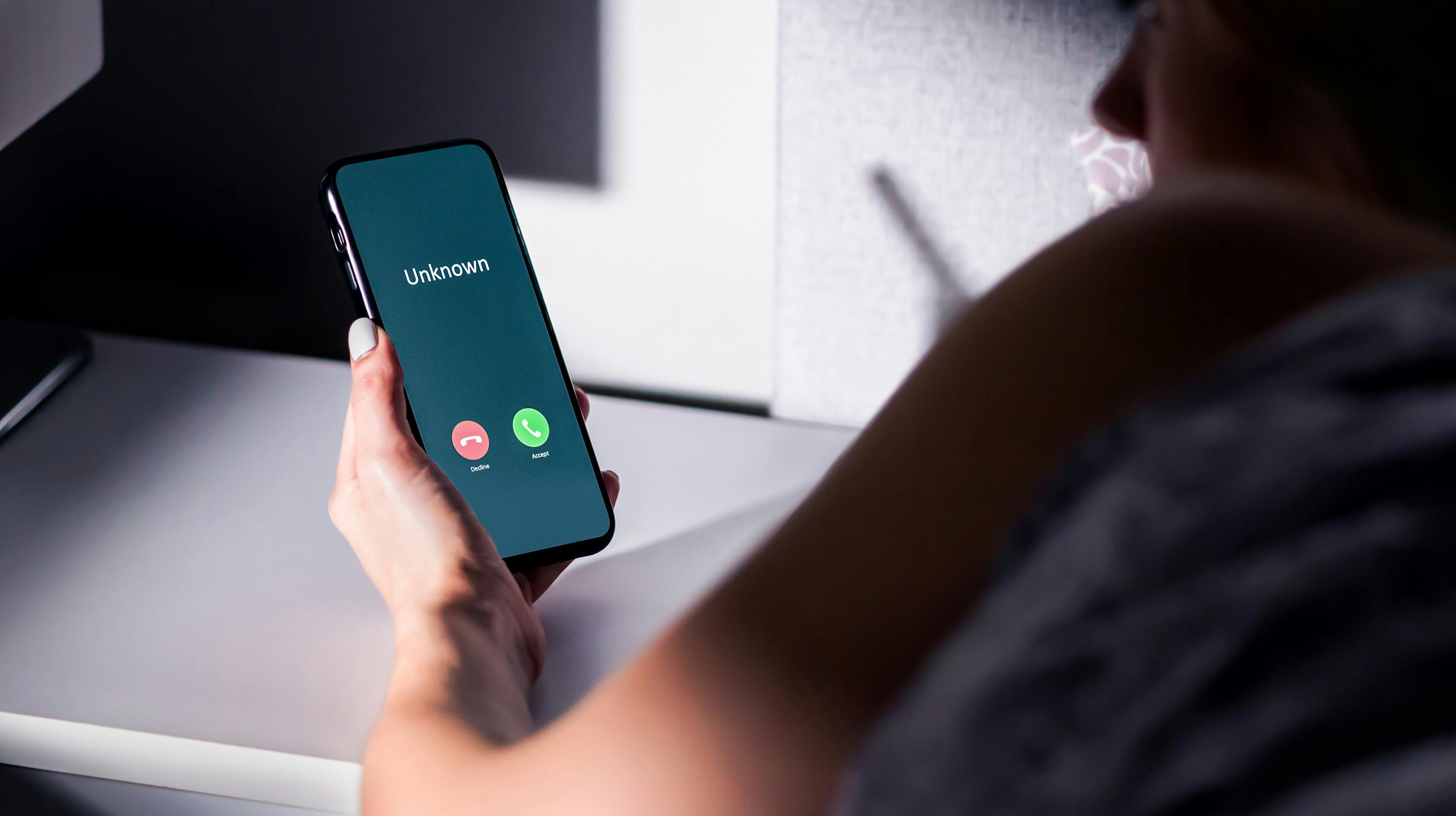 Den kendte tv-, radio- og podcastvært har ifølge politiet udsat et kvindeligt offer for omfattende digital stalking. Offeret er kvindelig bekendt af tv-værtens ligeledes kendte mand.